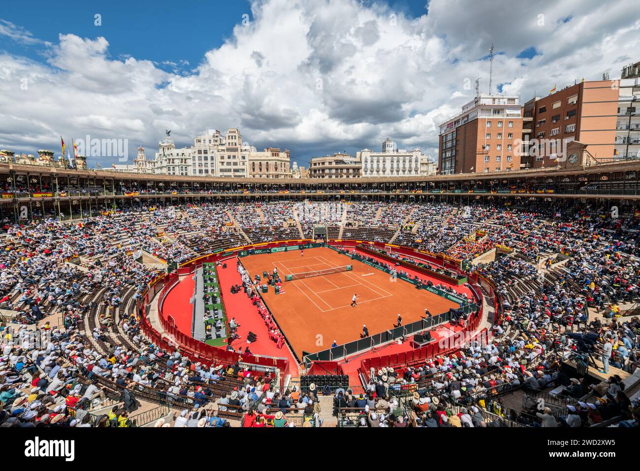 Vue d'en haut de l'arène à Valence, pleine de monde et transformée en un court de tennis coupe Davis, avril 2018, Espagne. Banque D'Images