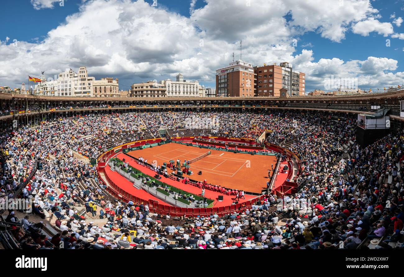 La Plaza de Toros, arènes, à Valence, pleine de monde et transformée en un court de tennis coupe Davis le 8 avril 2018 Banque D'Images
