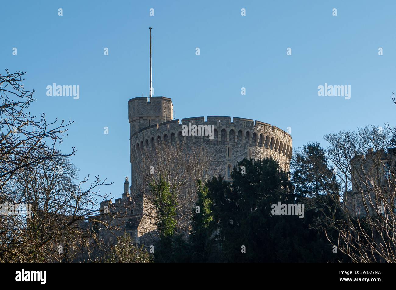 Windsor, Royaume-Uni. 18 janvier 2024. Château de Windsor, Berkshire. SAR, Catherine, la Princesse de Galles est actuellement à Londres à l'hôpital en train de récupérer d'une intervention chirurgicale abdominale signalée. La princesse, souvent encore appelée par son nom de jeune fille, Kate Middleton, devrait rentrer chez elle dans le domaine du château de Windsor dans les quinze jours. Ses visites royales ont été annulées jusqu'à Pâques. William, le prince de Galles a également annulé ses nominations royales. Crédit : Maureen McLean/Alamy Live News Banque D'Images