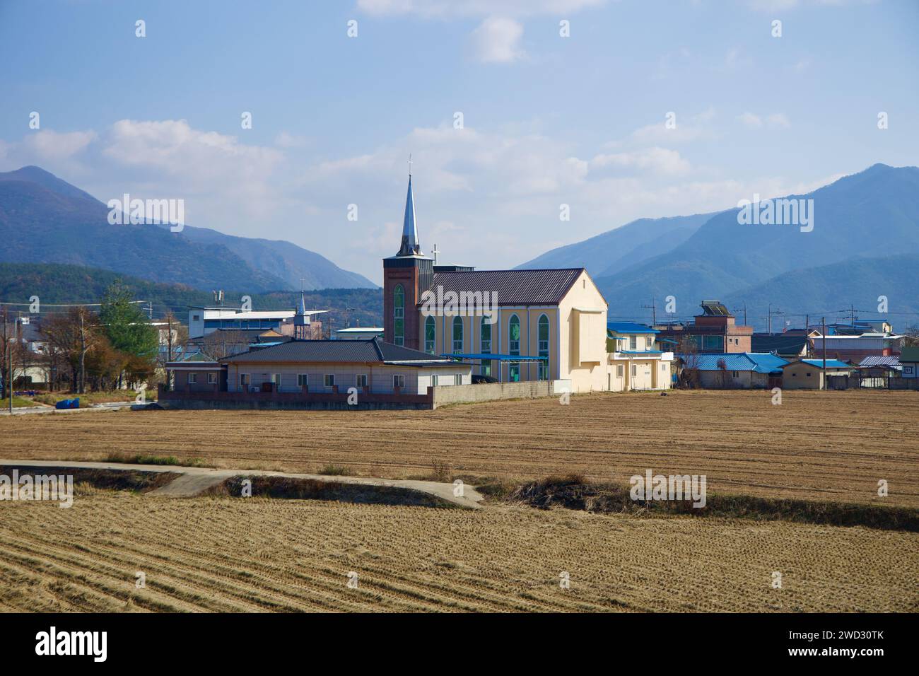 Gumi City, Corée du Sud - 17 novembre 2023 : l'église protestante centrale de Dogae, nichée parmi les champs de ferme fraîchement labourés le long du vélo Nakdonggang Banque D'Images