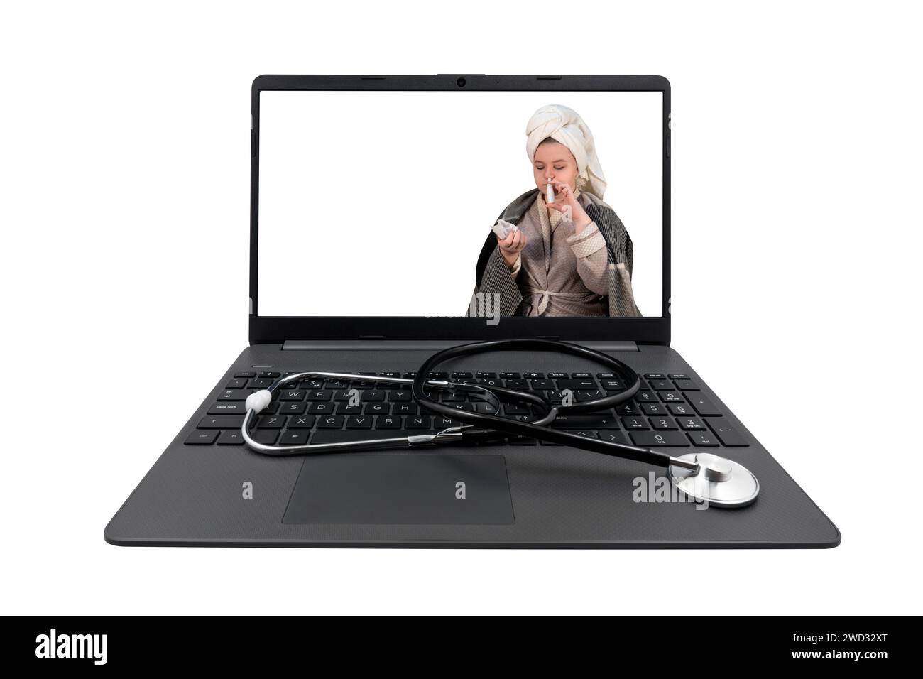 Ordinateur portable et stéthoscope médical isolé sur fond blanc. Sur l'écran de l'ordinateur portable - une fille avec des symptômes de rhume injecte du spray dans son nez Banque D'Images