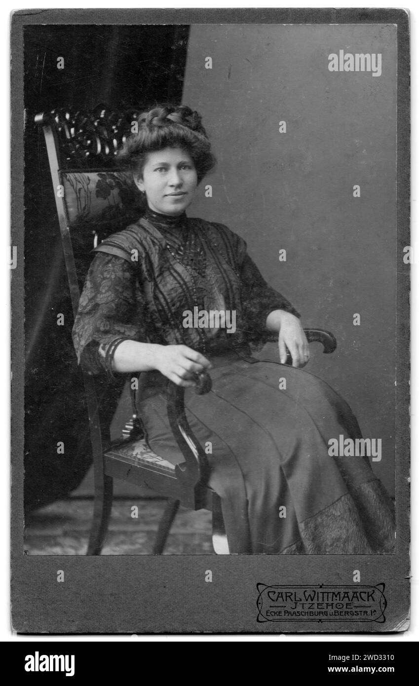 Portrait en studio d'une jeune belle femme dans un chemisier sombre assis dans une chaise à dossier haut, studio photo Karl Wittmaak, Itzehoe, Schleswig-Holstein, G. Banque D'Images