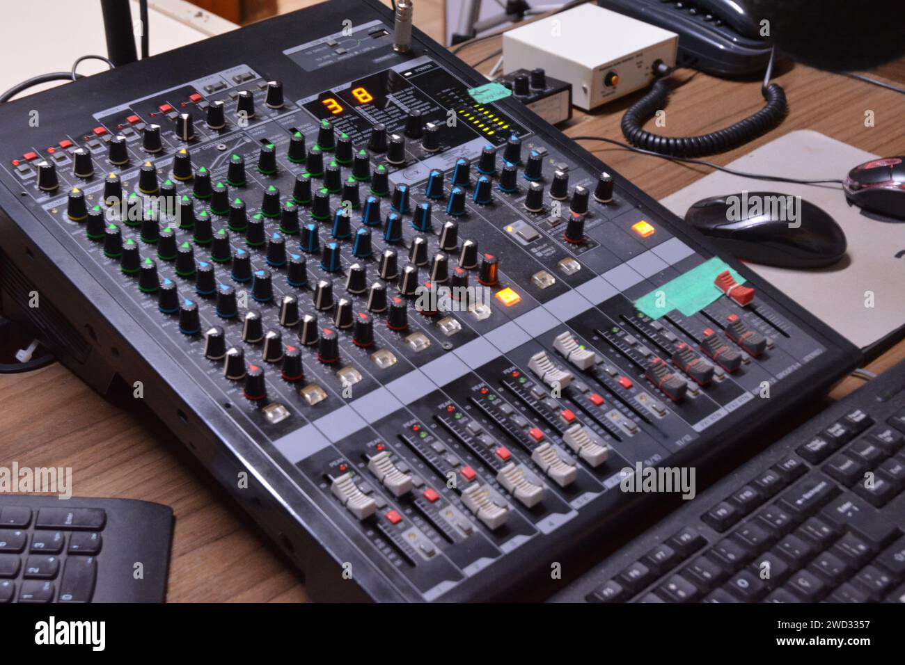 Table sonore du studio de radio communautaire au Brésil, Amérique du Sud, Table sonore. Radio communautaire au Brésil, Amérique du Sud, exploitée par un annonceur avec s Banque D'Images