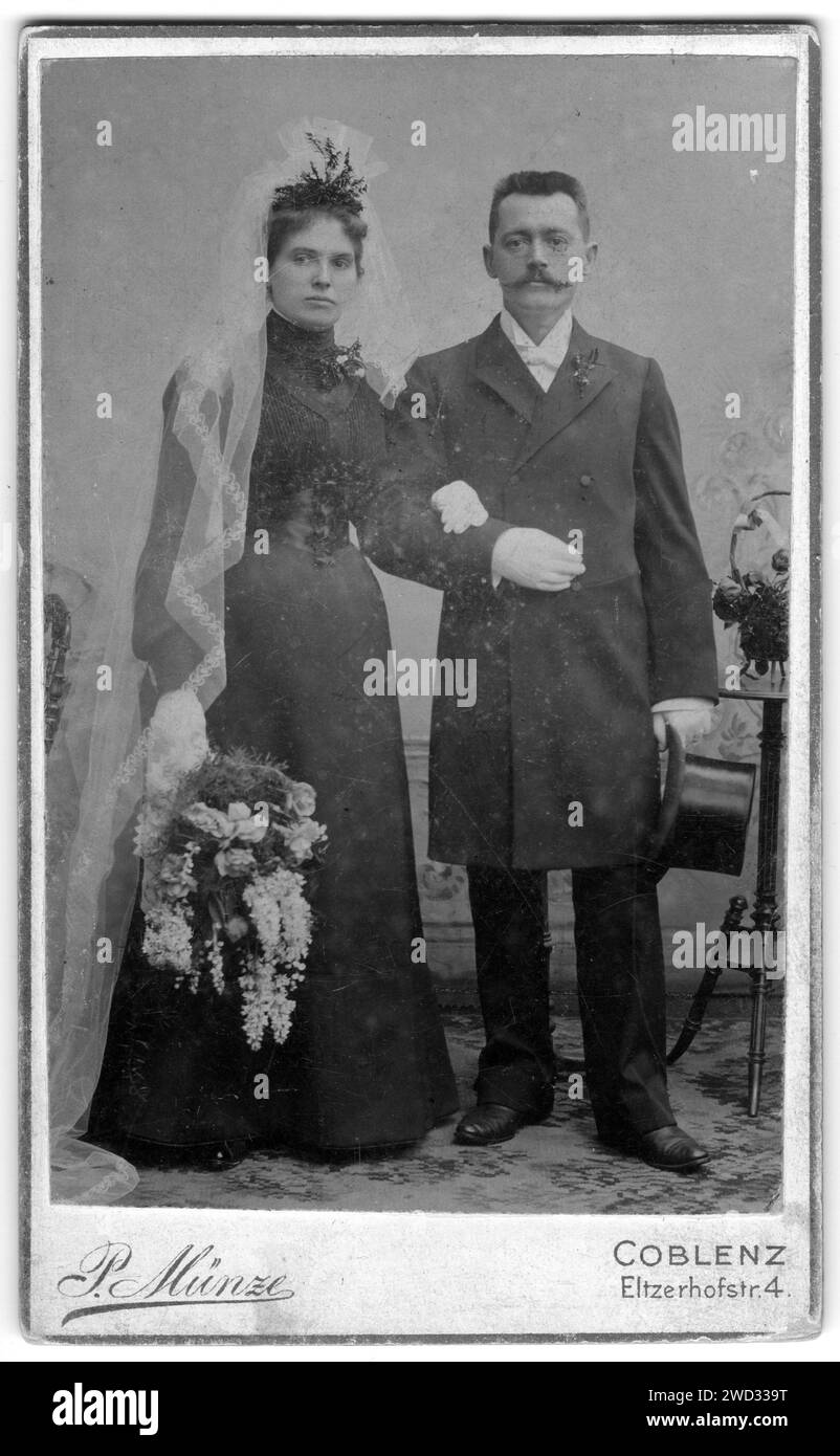 Portrait de jeunes mariés, studio photo P. Münze, Coblence, Rhénanie-Palatinat, Allemagne. Date inconnue, environ fin 19e - début 20e centime Banque D'Images Portrait de jeunes mariés, studio photo P. Münze, Coblence, Rhénanie-Palatinat, Allemagne. Date inconnue, environ fin 19e - début 20e centime Banque D'Images