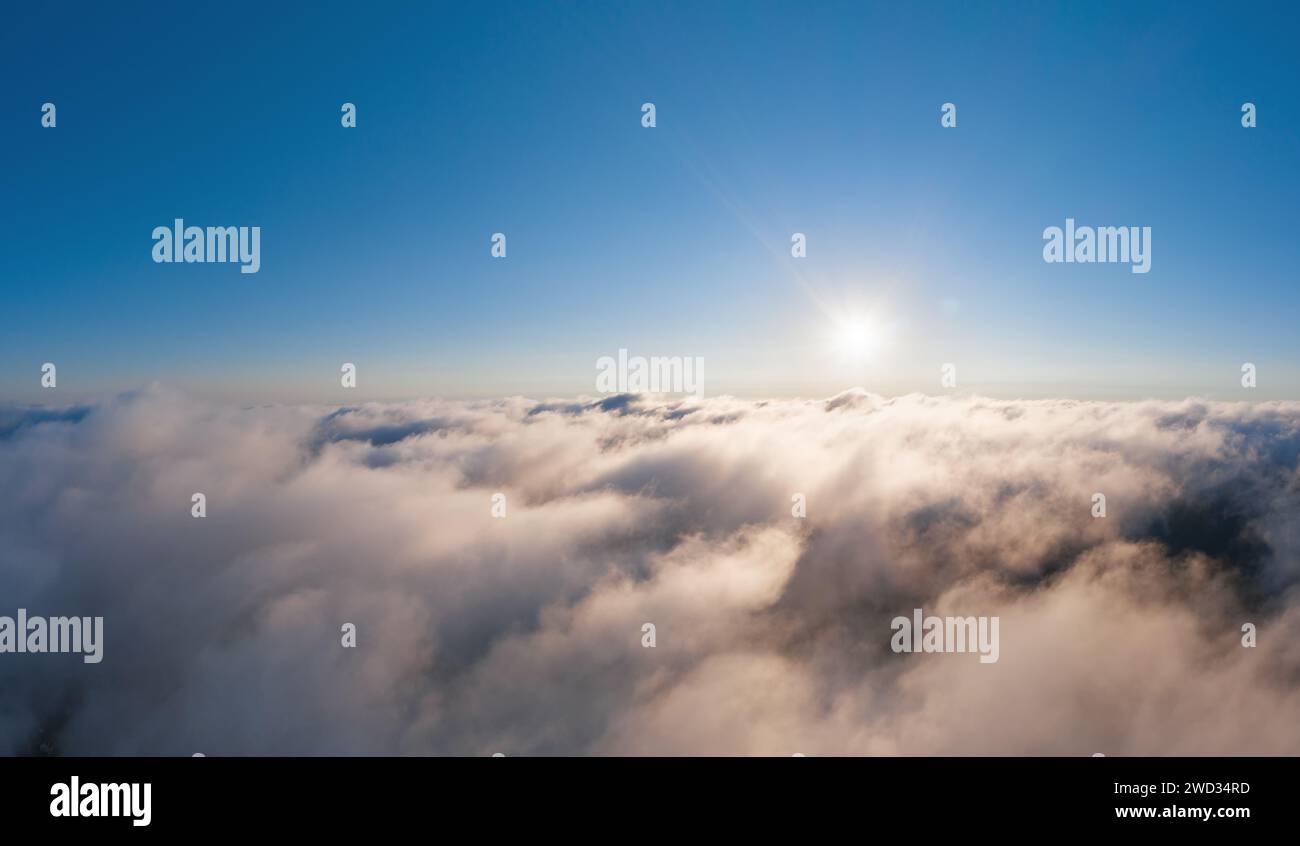 Beau lever de soleil sur ciel nuageux. Vue depuis le drone au-dessus des nuages. Banque D'Images