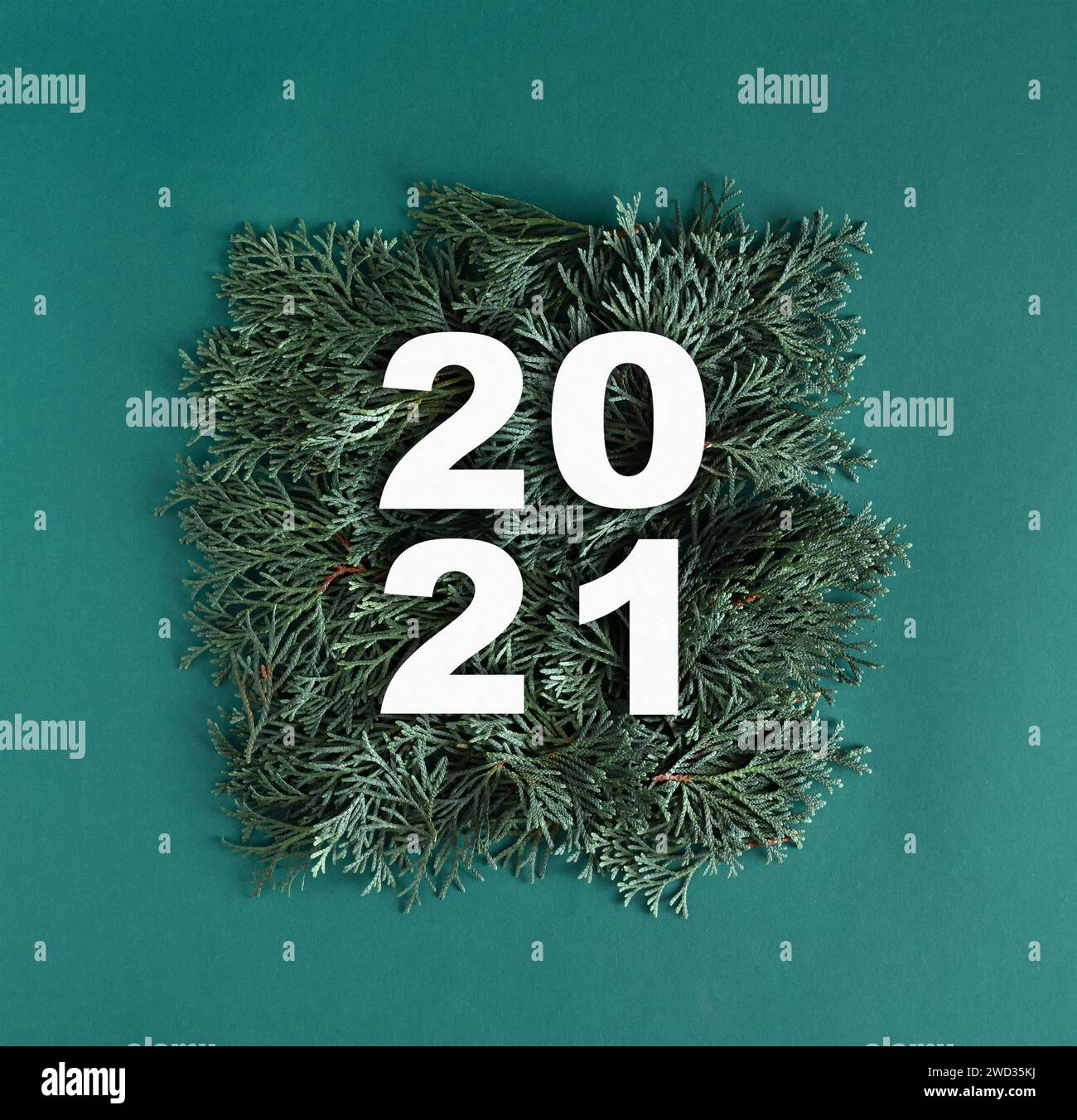 2021 fabriqué avec des branches de thuja vertes. Concept minimal de nouvelle année. Pose à plat. Banque D'Images