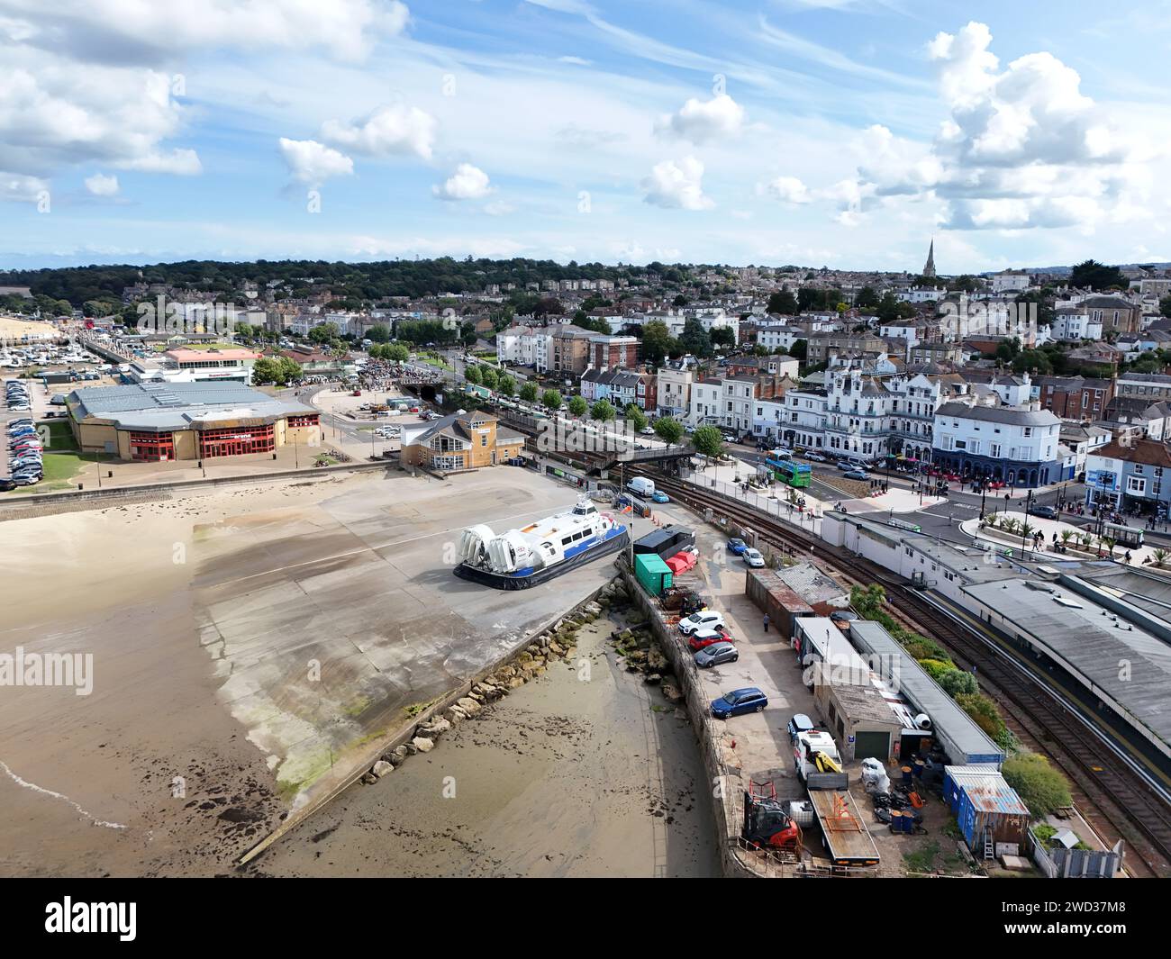 Ferry de l'île de Wight Hovercraft sur Slipway Ryde UK drone, suivi aérien Banque D'Images