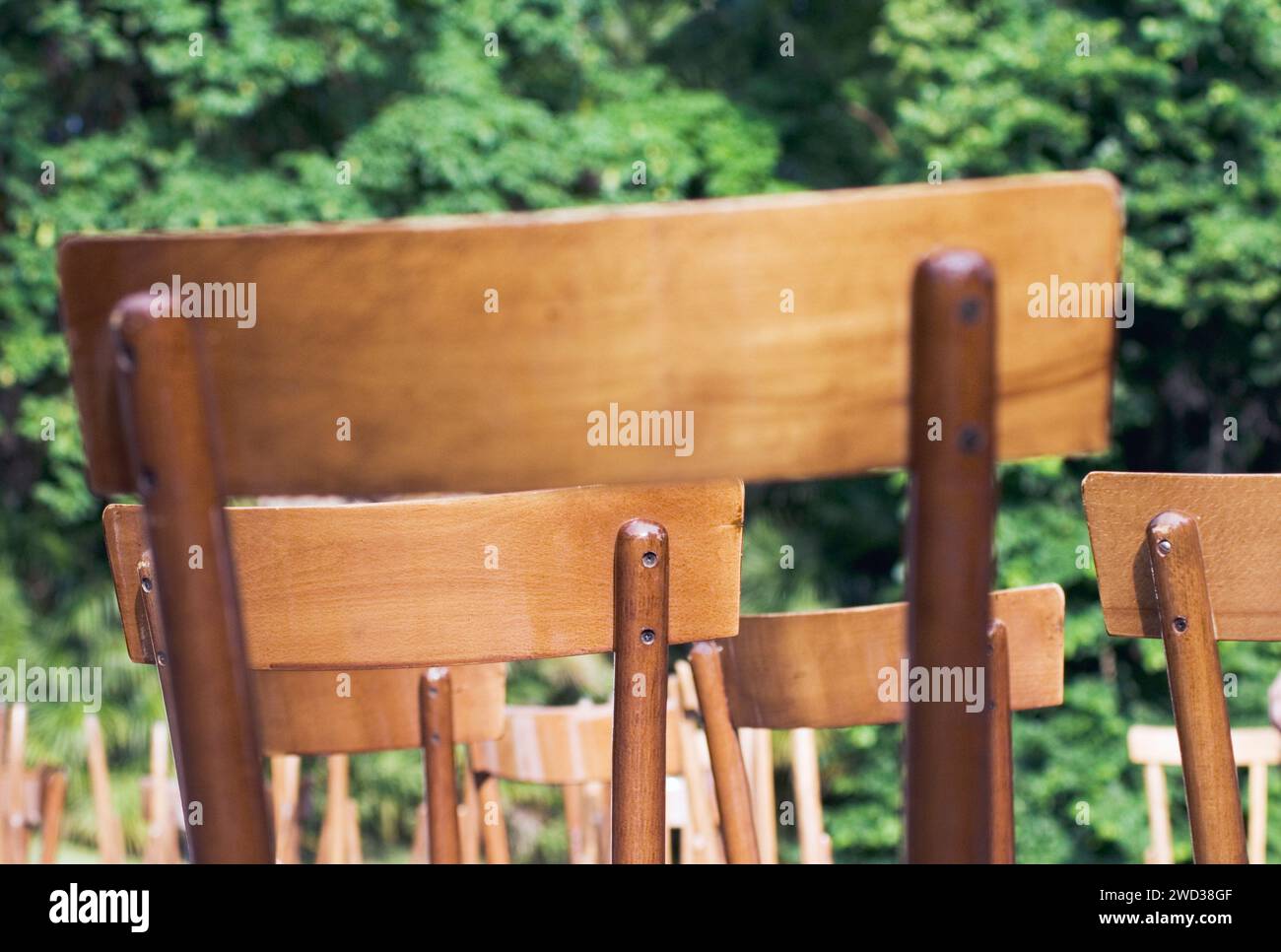 Chaises en bois à l'extérieur Banque D'Images
