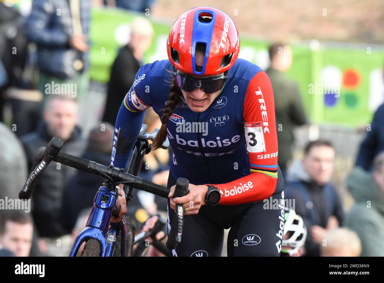 Lucinda Brand dans une partie de la piste en montée lors de la coupe du monde de cyclo cross UCI à Hulst (pays-Bas) Banque D'Images