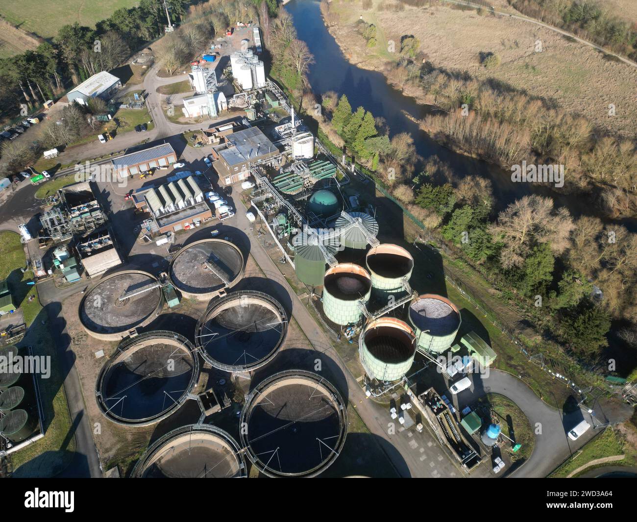 Vue aérienne de l'usine de traitement des eaux usées et des eaux usées Welsh Water près de la rivière Wye à Hereford Herefordshire UK prise en janvier 2024 Banque D'Images Vue aérienne de l'usine de traitement des eaux usées et des eaux usées Welsh Water près de la rivière Wye à Hereford Herefordshire UK prise en janvier 2024 Banque D'Images
