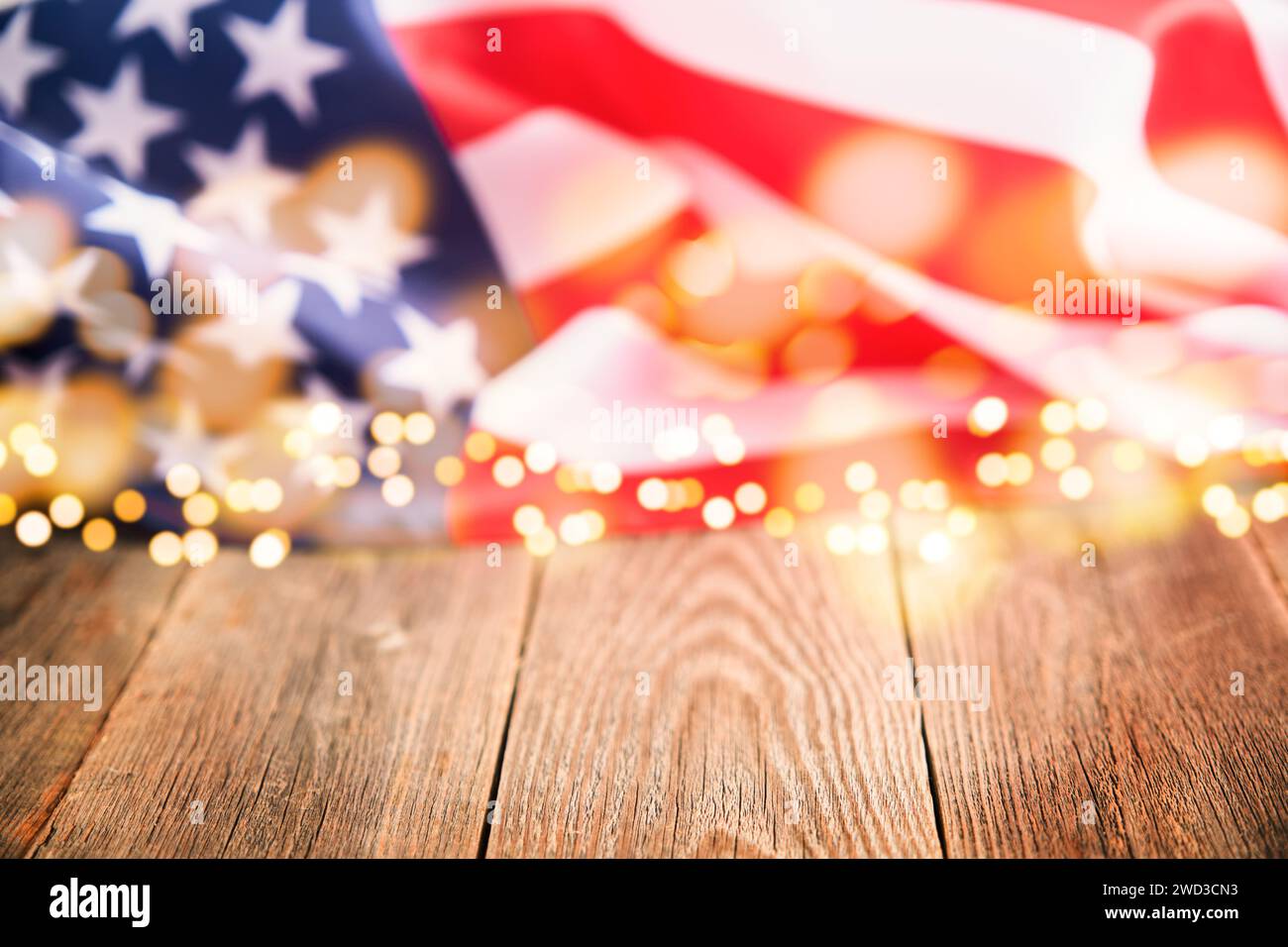Contexte du 4 juillet. Table de planche en bois vide avec drapeau américain des États-Unis et feux d'artifice étincelants brûlants et lumières dorées bokeh. Travail heureux , Independ Banque D'Images