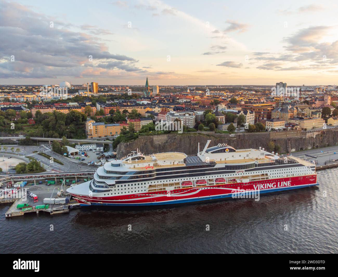 Viking line bateau de croisière amarré à Stockholm en attendant le départ pour la finlande, vu d'en haut, le Ericsson Globe en arrière-plan, district de Södermalm. Banque D'Images