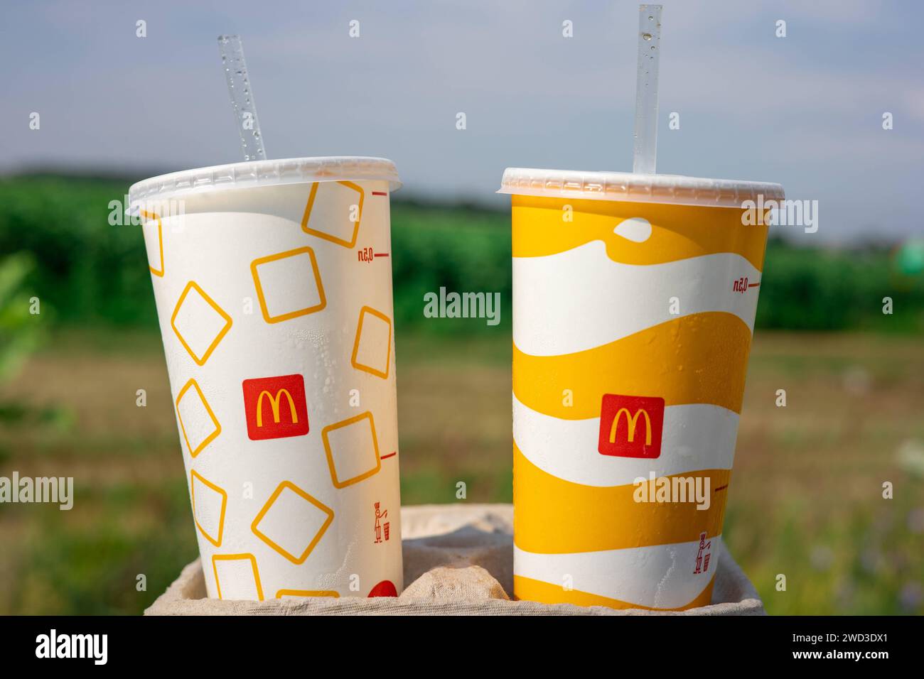 Deux gobelets en papier de soda. Grande tasse McDonald's avec boisson non alcoolisée. Le concept de boisson rapide et à emporter. Kiev, Ukraine, juillet 08 2023 Copyright : xDmytroxNikolaienkox Banque D'Images