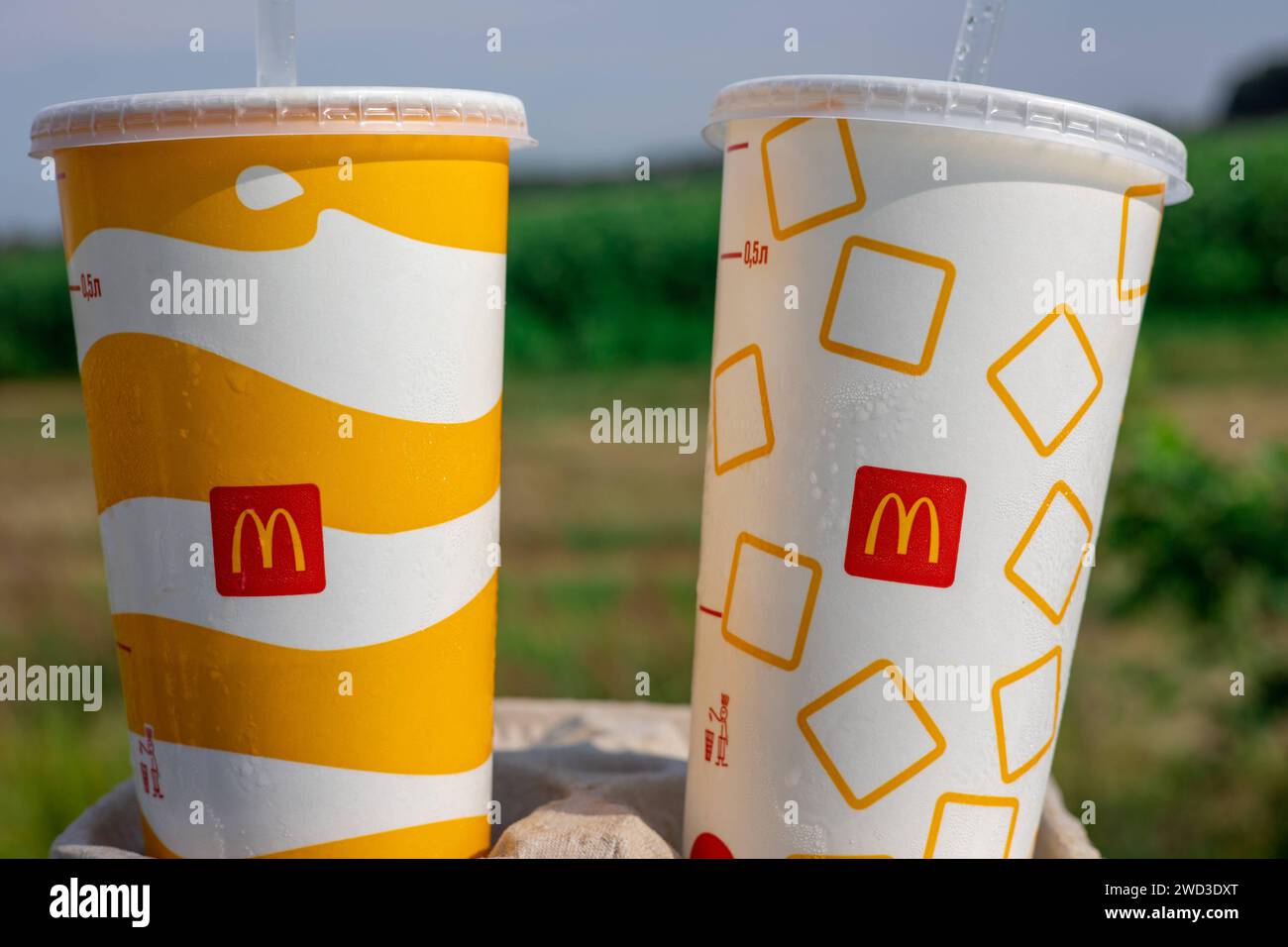 Deux gobelets en papier de soda. Grande tasse McDonald's avec boisson non alcoolisée. Le concept de boisson rapide et à emporter. Kiev, Ukraine, juillet 08 2023 Copyright : xDmytroxNikolaienkox Banque D'Images