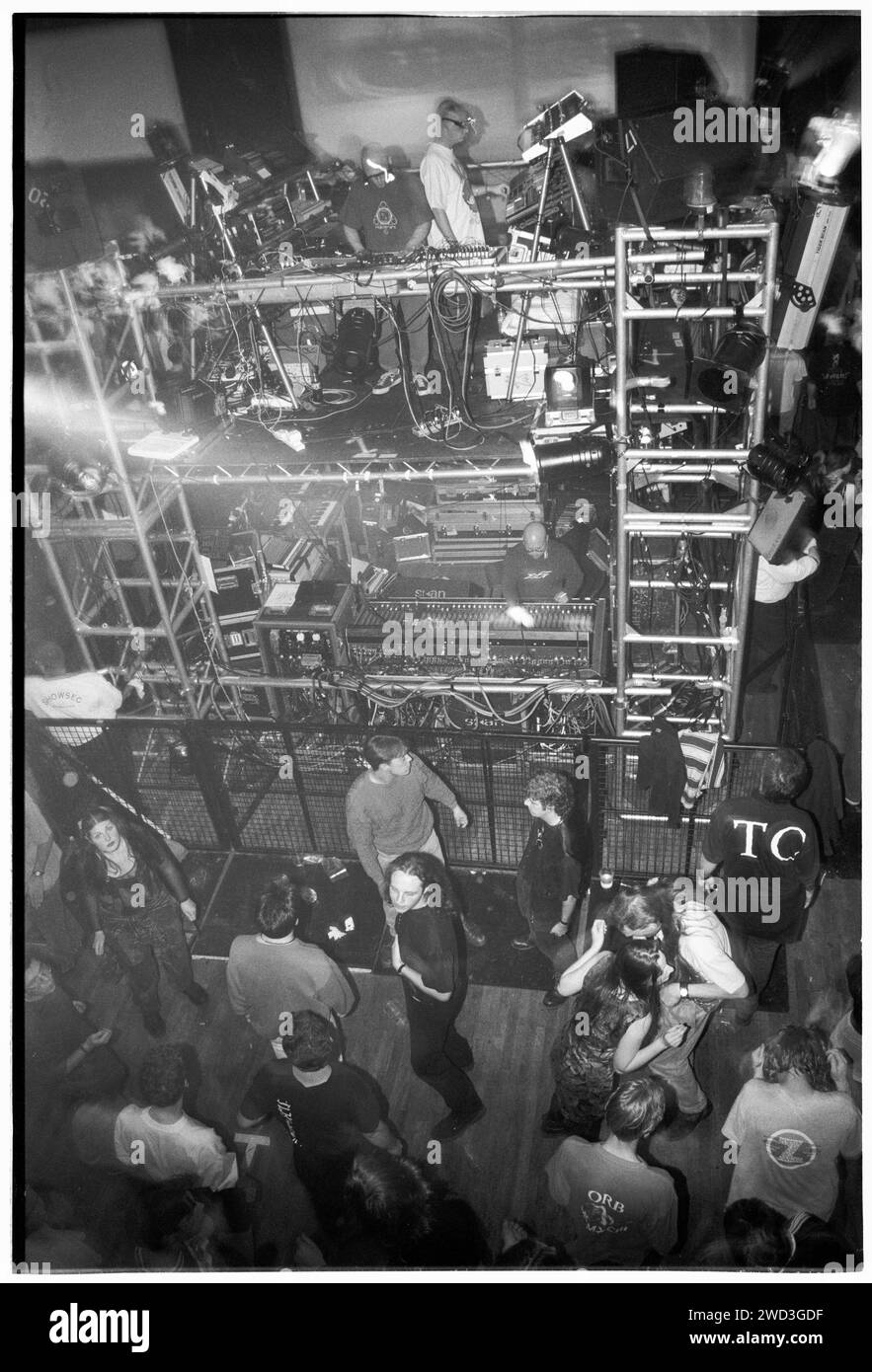 Dansez les légendes de la musique orbital sur leur échafaudage avec des lunettes lumineuses lors du Megadog Tour à l'Université de Cardiff à Cardiff, pays de Galles, Royaume-Uni le 4 octobre 1993. Photo : Rob Watkins. INFO : orbital, un duo pionnier de musique électronique originaire d'Angleterre formé en 1989, a joué un rôle crucial dans le développement des genres Ambient et techno. Les frères Paul et Phil Hartnoll ont créé des morceaux innovants, atmosphériques et dansants qui ont laissé un impact durable sur la musique électronique. Banque D'Images