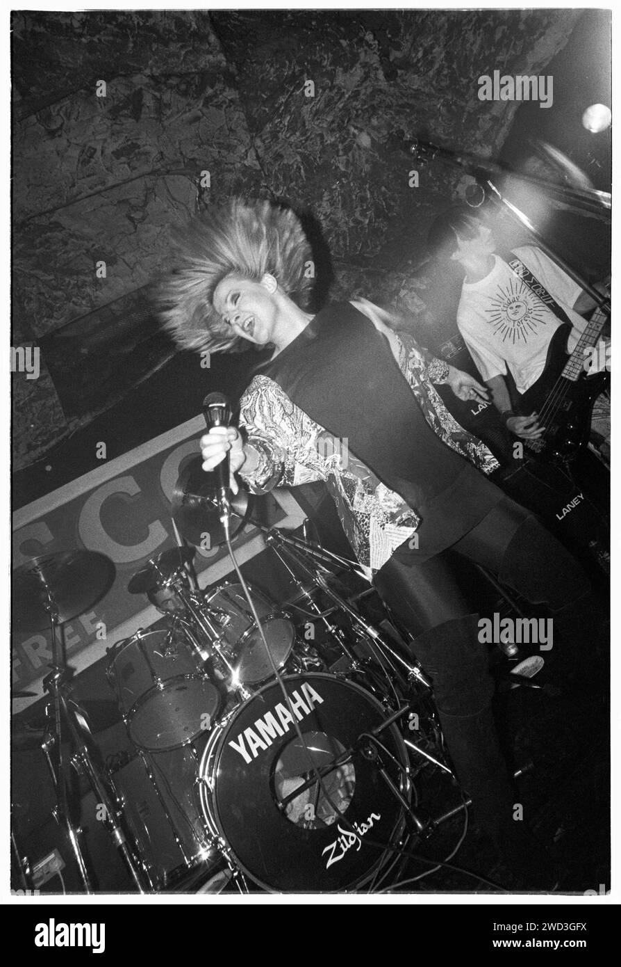 TOYAH, CONCERT, 1993 : L'icône punk Toyah Wilcox jouant en concert chez TJ's à Newport, pays de Galles, Royaume-Uni le 9 novembre 1993. Photo : Rob Watkins. INFO : Toyah Willcox, connue sous le nom de Toyah, est une chanteuse, actrice et présentatrice britannique. Prenant de l'importance à la fin des années 70 et 80, sa présence sur scène vibrante et sa carrière diversifiée englobent la musique pop, le cinéma et le théâtre, l'établissant comme une artiste aux multiples facettes et emblématique. Banque D'Images