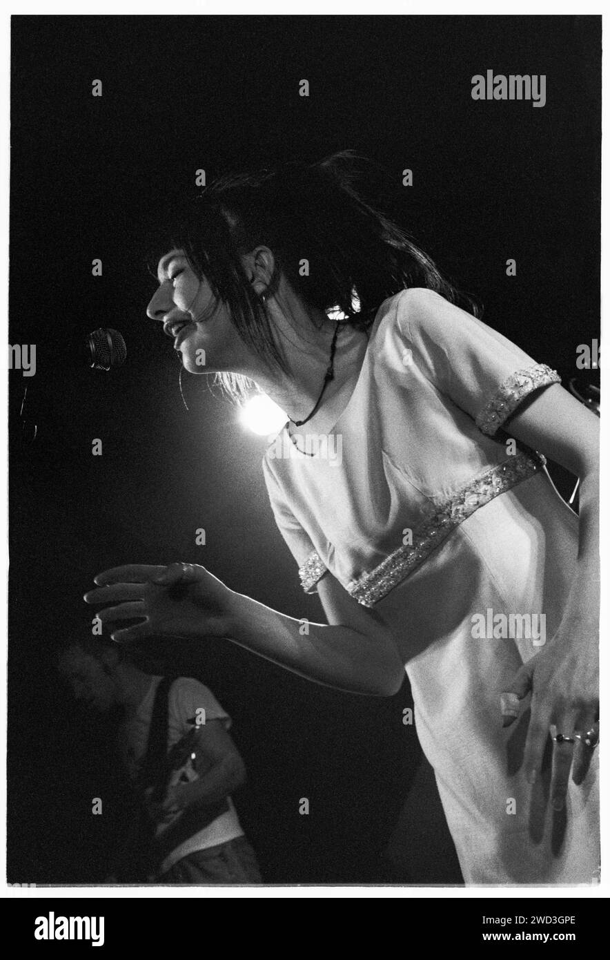 Sara Doran du groupe de rock Blessed Ethel jouant au Cardiff University terminal à Cardiff, pays de Galles, le 1 avril 1994. Photo : Rob Watkins. INFO : Bienheureux Ethel, un groupe de rock alternatif anglais actif dans les années 90, a combiné des éléments d'indie, de psychédélie et de grunge. Leur son dynamique et leurs albums comme 'Rat' produits par John Robb capturent l'esprit de l'époque. Banque D'Images