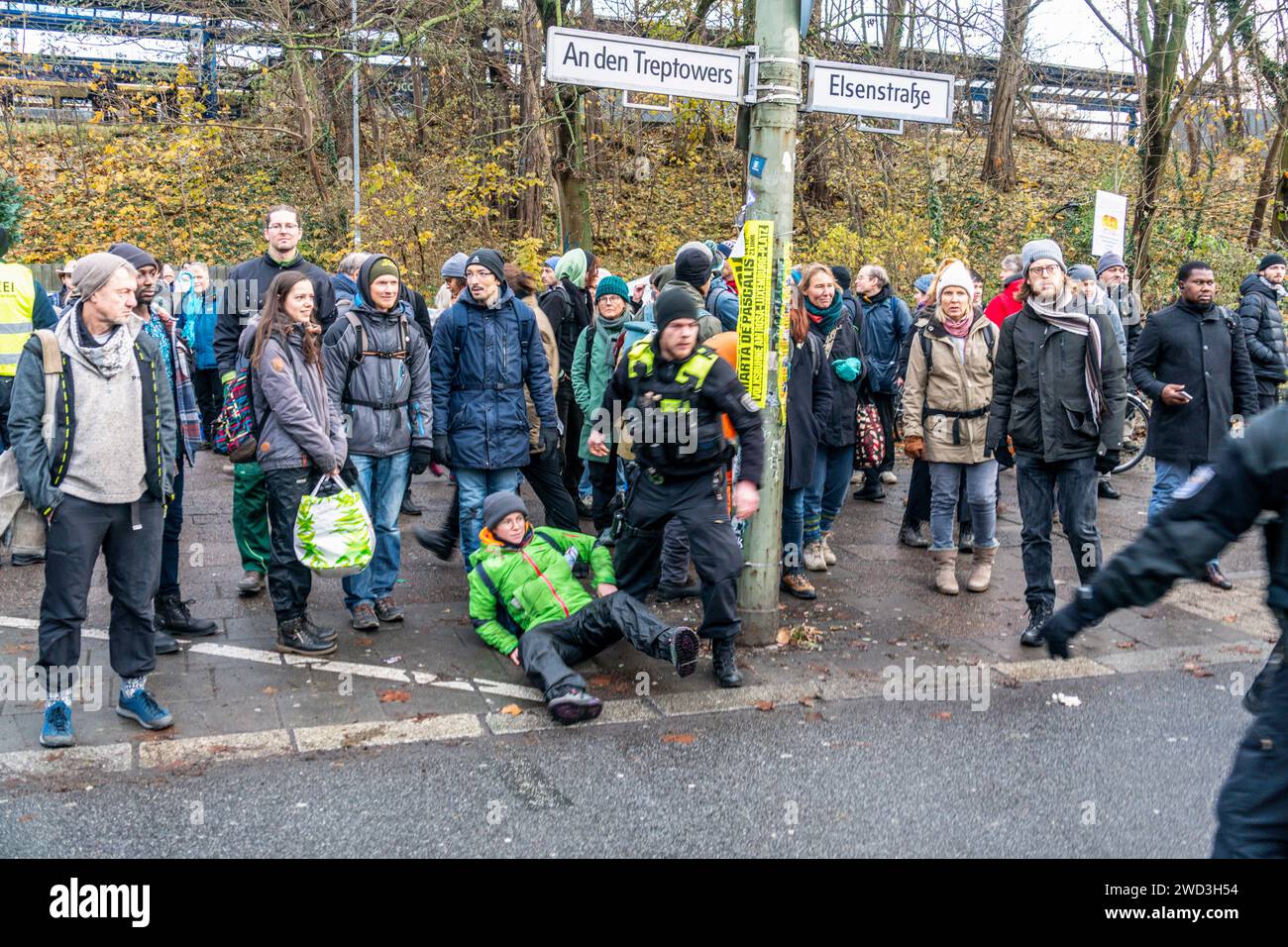 Demo, Elsenbrücke, Letzte Generation, Klimaaktvisten sperren den Verkehr zur Elsenbrücke, blocus à Berlin-Treptow, Der Protest startet unter dem T. Banque D'Images