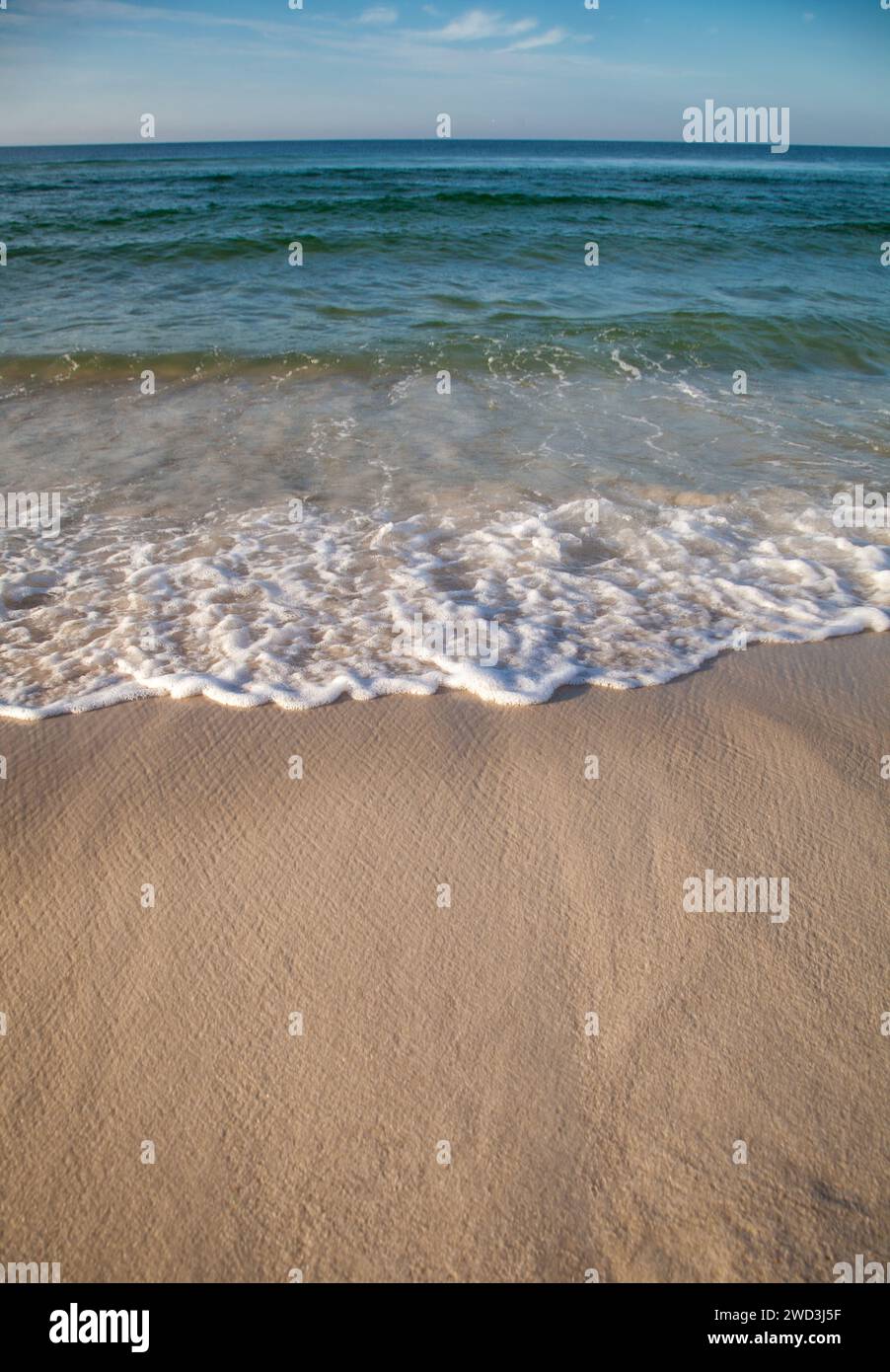 De petites vagues se brisent sur un rivage sablonneux à Panama City Beach, en Floride Banque D'Images
