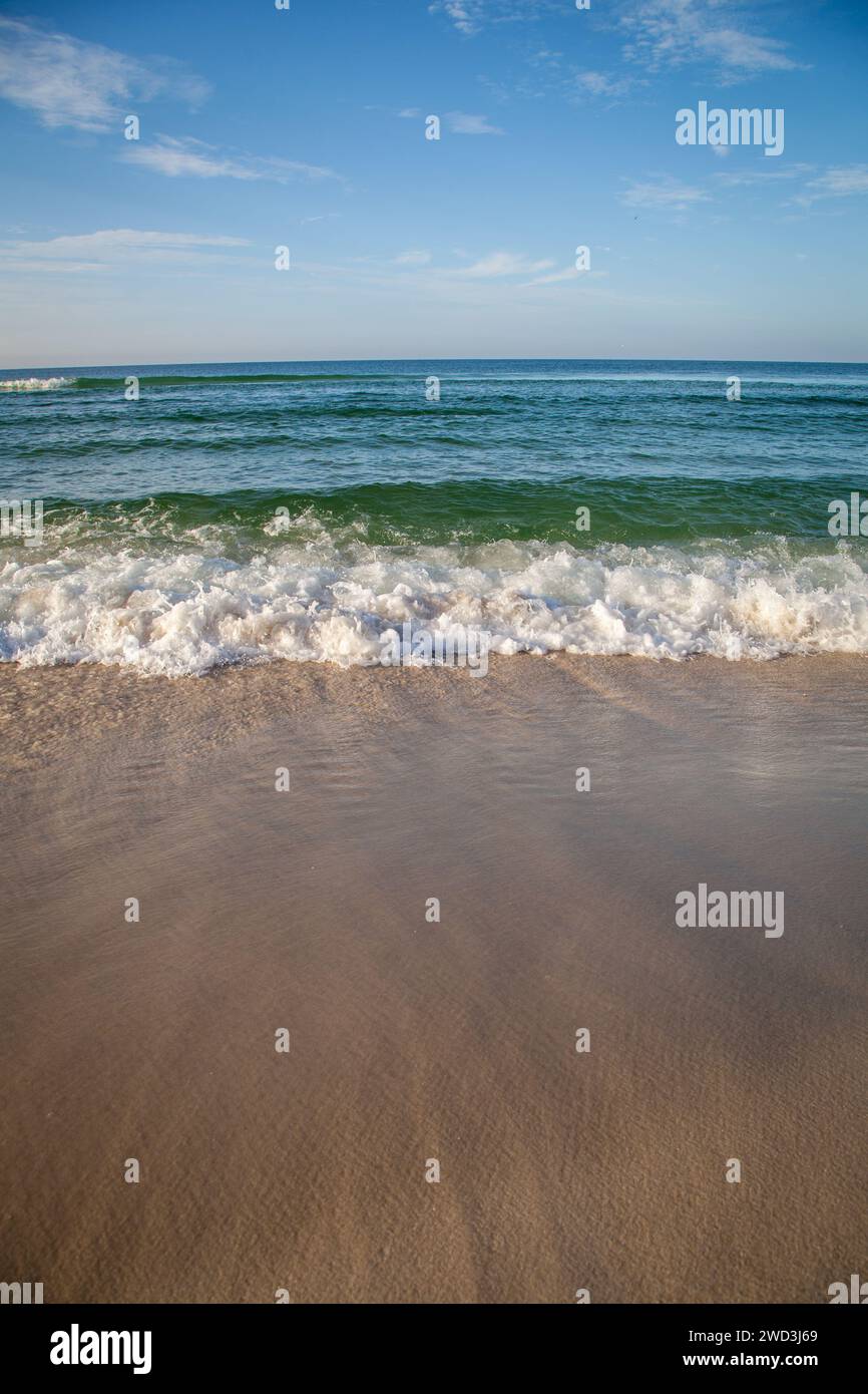 De petites vagues se brisent sur un rivage sablonneux à Panama City Beach, en Floride Banque D'Images