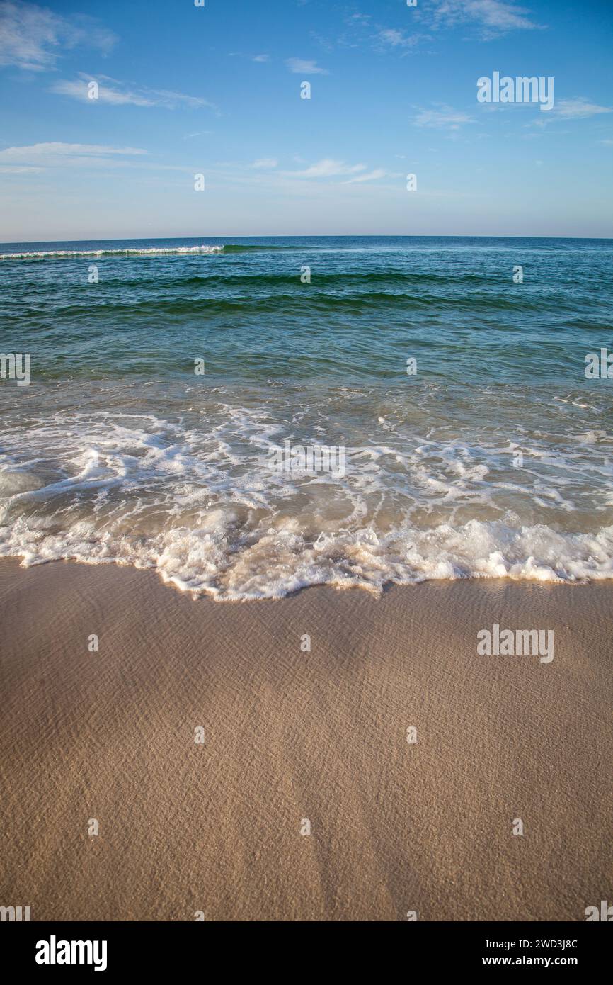 De petites vagues se brisent sur un rivage sablonneux à Panama City Beach, en Floride Banque D'Images