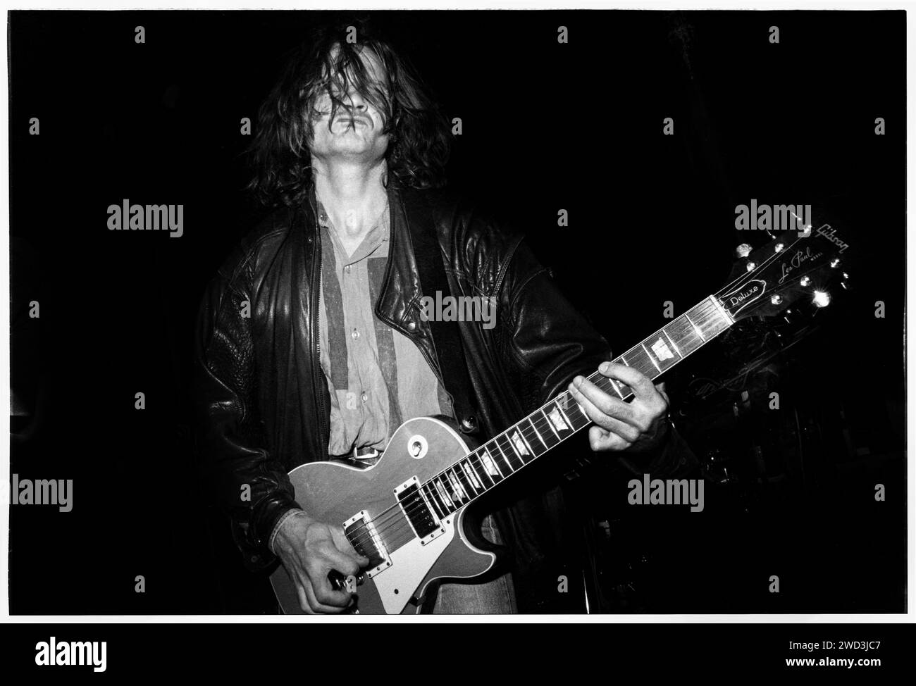 Andrías Ó Gruama des Fatima Mansions jouant à Bristol Fleece et Firkin à Bristol, en Angleterre, le 21 septembre 1994. Photo : Rob Watkins. INFO : Fatima Mansions, un groupe de rock alternatif irlandais formé à la fin des années 80, était dirigé par Cathal Coughlan. Connus pour leur son intense, des albums comme Viva Dead Ponies et Lost in the former West reflètent les paroles pointues de Coughlan et l'exploration sonore éclectique du groupe. Banque D'Images
