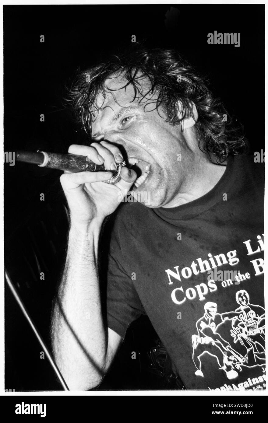 FATIMA MANSIONS, DERNIÈRE TOURNÉE, 1994 : Cathal Coughlan (16 décembre 1960 – 18 mai 2022) des Fatima Mansions jouant lors de leur dernière tournée à Bristol Fleece et Firkin à Bristol, en Angleterre, le 21 septembre 1994. Photo : Rob Watkins. INFO : Fatima Mansions, un groupe de rock alternatif irlandais formé à la fin des années 80, était dirigé par Cathal Coughlan. Connus pour leur son intense, des albums comme 'Viva Dead Ponies' et 'Lost in the former West' reflètent les paroles aiguisées de Coughlan et l'exploration sonore éclectique du groupe. Banque D'Images