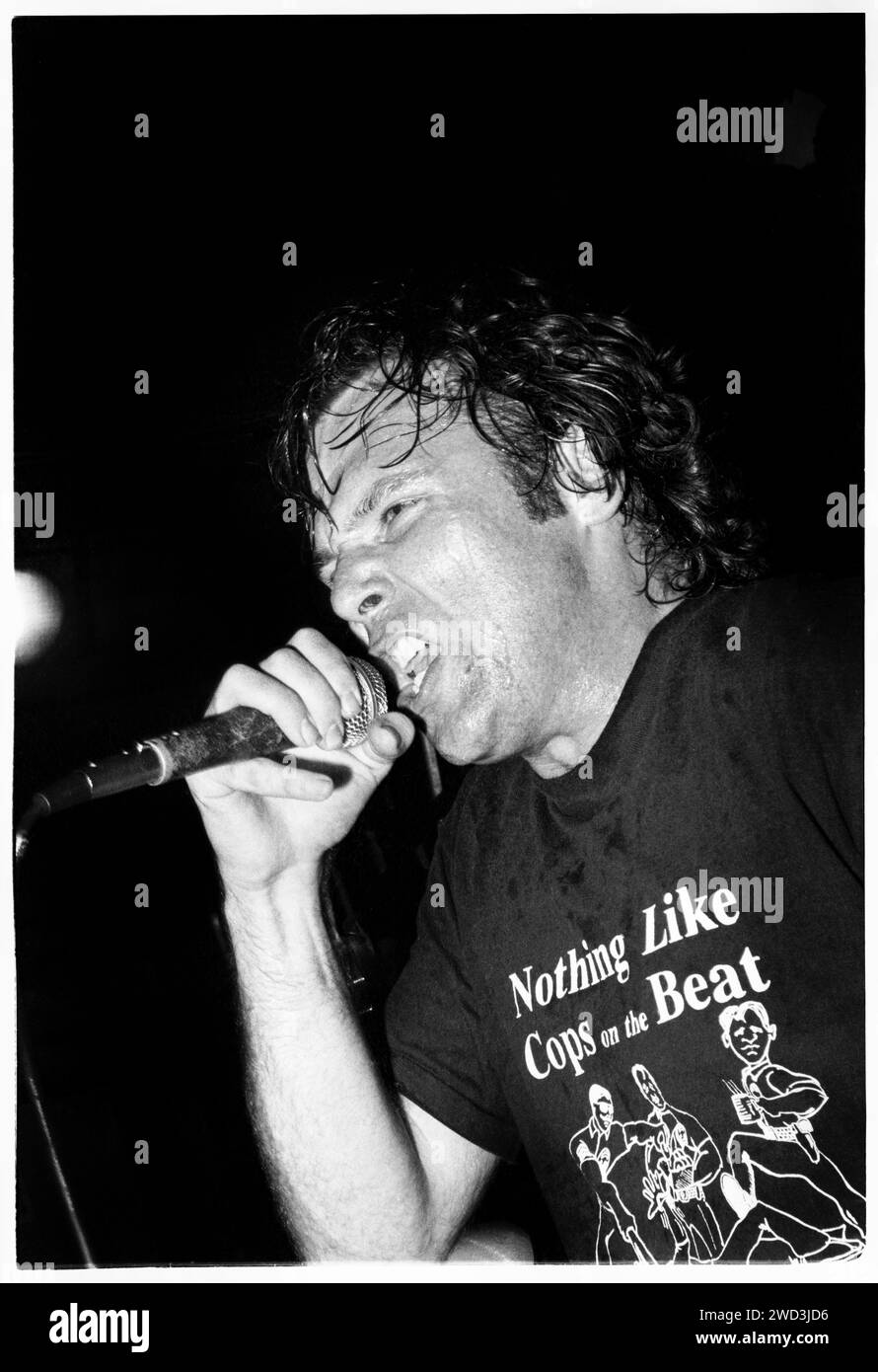 FATIMA MANSIONS, DERNIÈRE TOURNÉE, 1994 : Cathal Coughlan (16 décembre 1960 – 18 mai 2022) des Fatima Mansions jouant lors de leur dernière tournée à Bristol Fleece et Firkin à Bristol, en Angleterre, le 21 septembre 1994. Photo : Rob Watkins. INFO : Fatima Mansions, un groupe de rock alternatif irlandais formé à la fin des années 80, était dirigé par Cathal Coughlan. Connus pour leur son intense, des albums comme 'Viva Dead Ponies' et 'Lost in the former West' reflètent les paroles aiguisées de Coughlan et l'exploration sonore éclectique du groupe. Banque D'Images