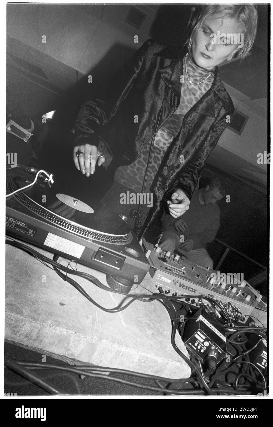 Sister Bliss de Faithless DJing au Spice au Great Hall de l'Université de Cardiff, pays de Galles, le 9 décembre 1994. Photo : Rob Watkins. INFO : sœur Bliss, née Ayalah Bentovim, est une DJ britannique, productrice et membre du groupe de musique électronique Faithless. Réputée pour ses contributions à la danse et à la musique électronique, elle est une pionnière dans le genre, connue pour ses succès comme Insomnia et God is a DJ. Banque D'Images