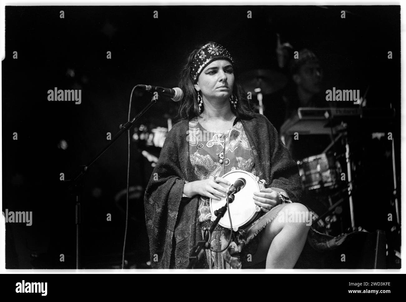 Natasha Atlas de Transglobal Underground sur la scène NME au Glastonbury Festival, Pilton, Angleterre, le 25 juin 1994. Photo : ROB WATKINS. INFO : Transglobal Underground, un groupe britannique de fusion et d'électronique formé au début des années 90, a été le pionnier d'un son mondial. Fusionnant des instruments traditionnels avec des rythmes modernes, des albums comme Dream of 100 Nations les ont établis comme des pionniers dans la musique du monde et les genres électroniques. Banque D'Images
