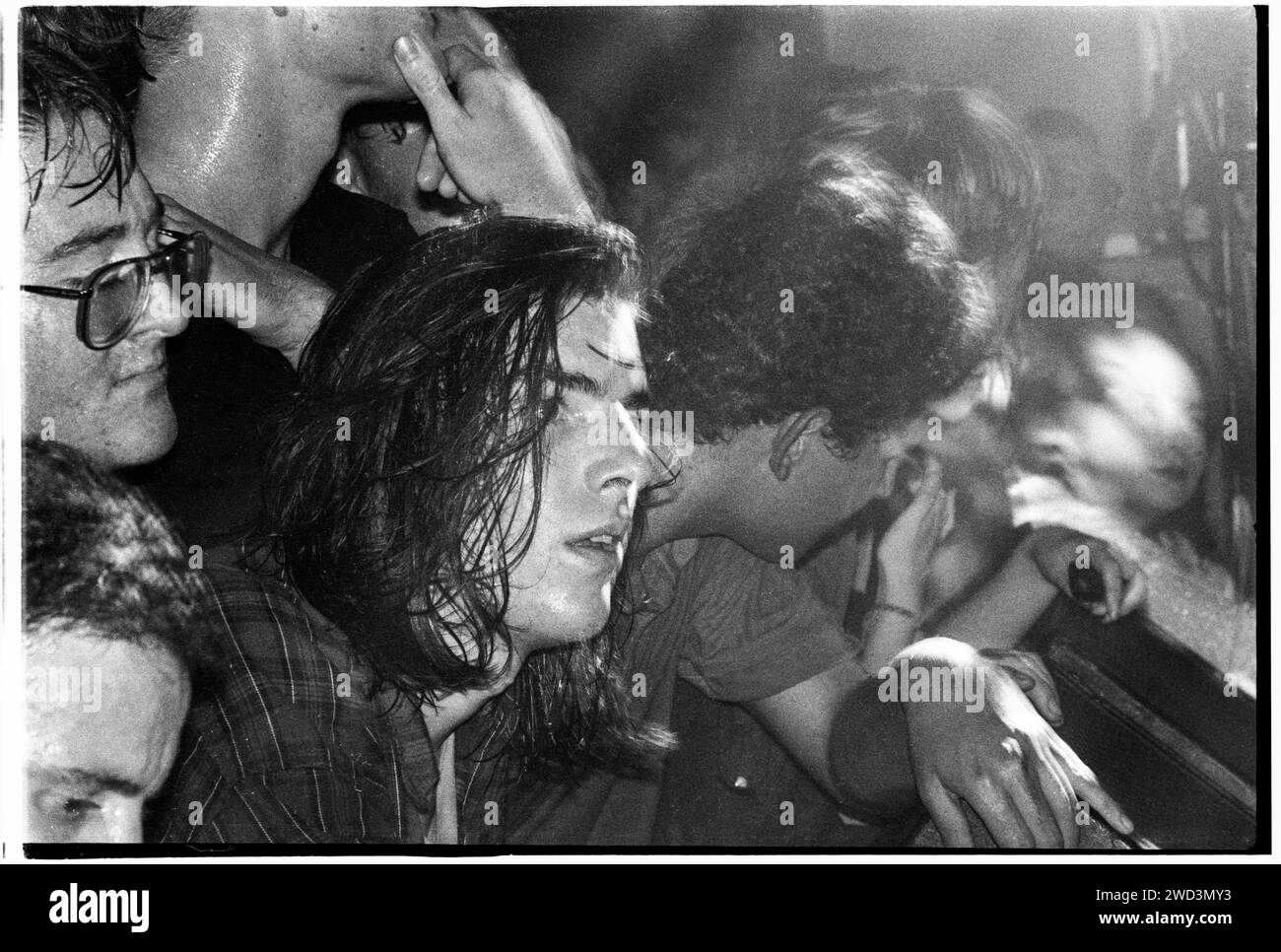 La foule de sueur pour le groupe de ska rock Back to the Planet jouant au Cardiff University terminal à Cardiff, au pays de Galles, le 7 octobre 1993. Photo : Rob Watkins. INFO : Back to the Planet, un groupe britannique formé en 1989, fusionne punk, dub et ska avec un message social et environnemental fort. Leur son éclectique et leurs performances énergiques en ont fait un numéro remarquable dans la scène alternative et festive du début des années 90. Banque D'Images