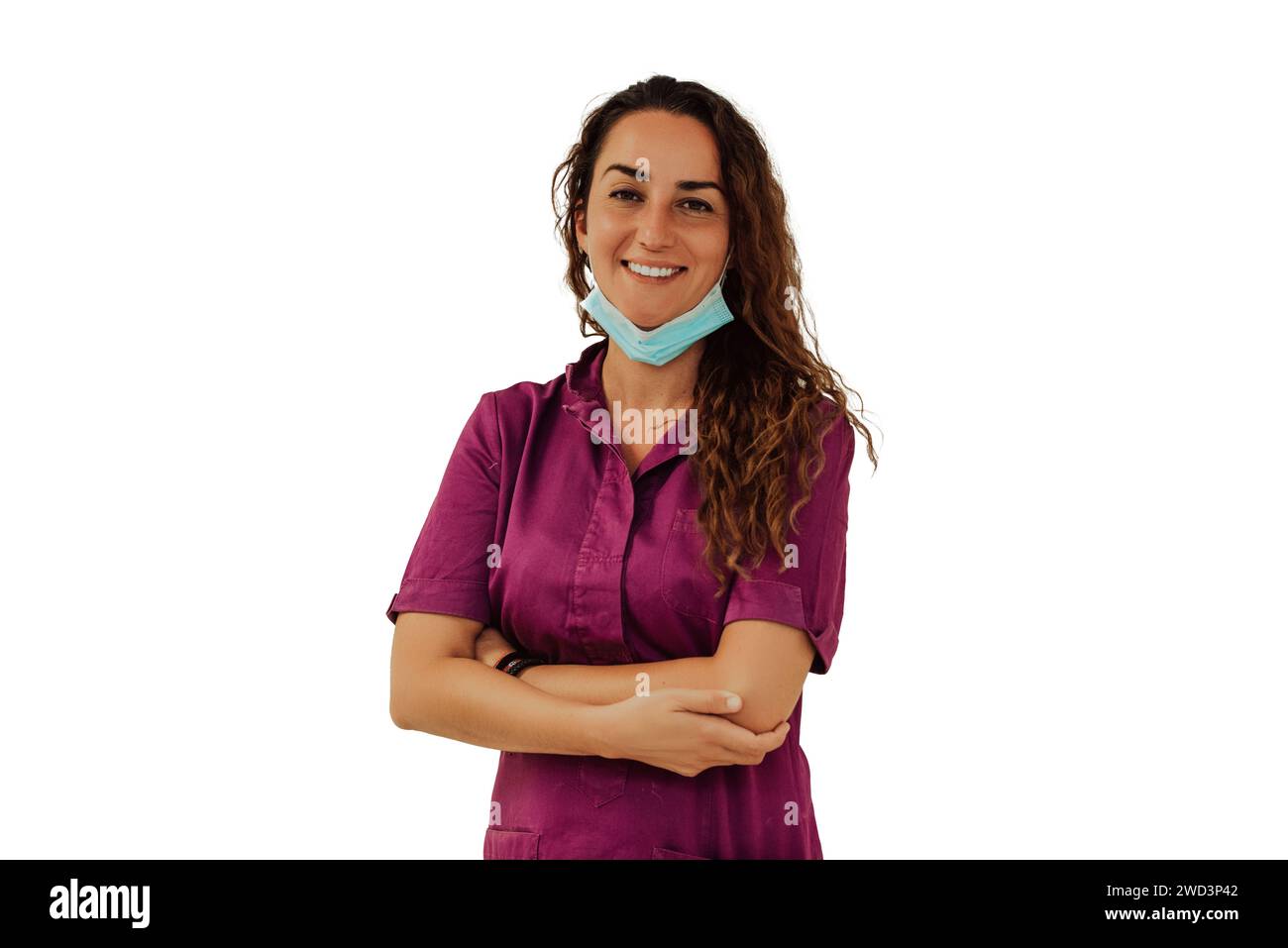 Dentiste femme confiante, posant élégamment dans son cabinet dentaire moderne, portant un coin violet et prête à fournir des soins bucco-dentaires professionnels avec un Banque D'Images
