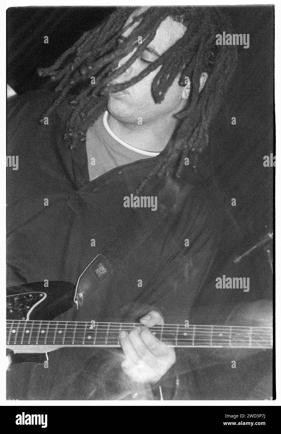 Adam Franklin de Swervedriver jouant en direct à l'Université de Bristol Anson Rooms, Bristol, Angleterre le 27 octobre 1993. Photo : Rob Watkins. INFO : Swervedriver, un groupe de rock alternatif britannique formé en 1989, est connu pour ses influences shoegaze et Dream-pop. Des albums comme 'Raise' et 'Mezcal Head' ont mis en valeur leur son de guitare tourbillonnant et l'écriture dynamique de chansons, ce qui en fait des figures influentes dans la scène musicale alternative. Banque D'Images