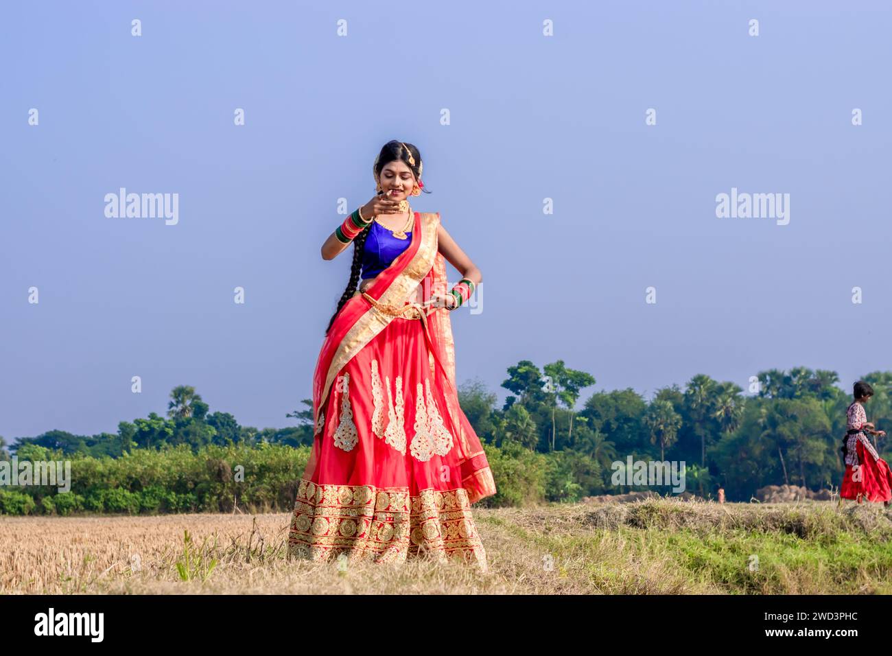 Fille rurale indienne souriant et profitant de la nature. Concept de liberté. Banque D'Images