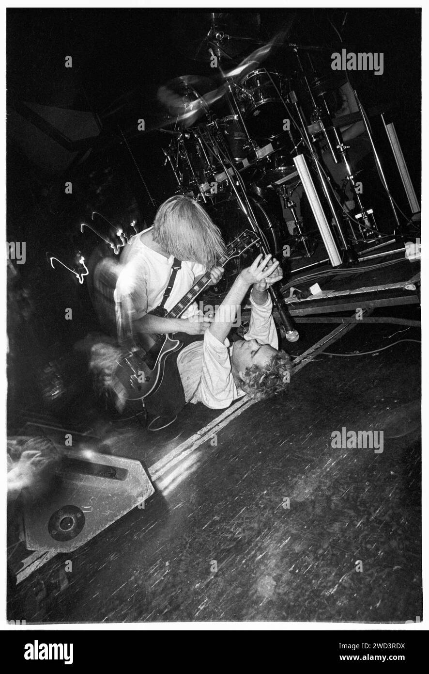 Le chanteur Josephmary et le guitariste Garret Jacknife Lee du groupe punk Compulsion jouant en soutien à Manic Street Preachers au Cardiff University terminal à Cardiff, au pays de Galles, le 4 février 1994. Photo : Rob Watkins. INFO : Compulsion, un groupe de rock alternatif irlandais des années 90. Fusionnant influences punk et grunge, leur son énergique a attiré l'attention, en particulier avec l'album 'Consolter'. Bien que de courte durée, Compulsion a laissé une marque sur la scène musicale alternative. Banque D'Images