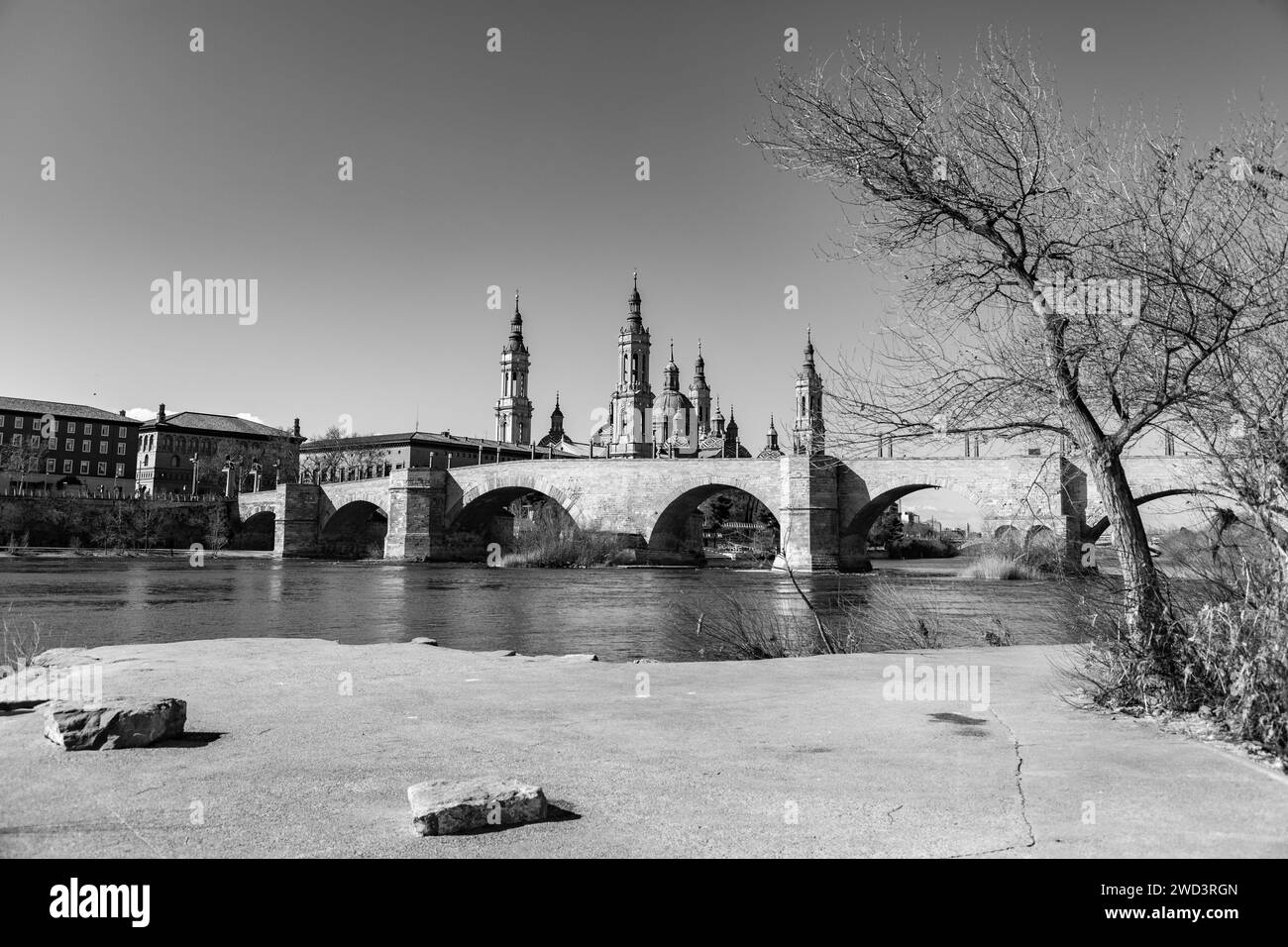 Saragosse, Espagne - 14 février 2022 : le pont de pierre, Puente de Piedra en espagnol, au-dessus de l'Èbre à Saragosse, Aragon, Espagne. Banque D'Images