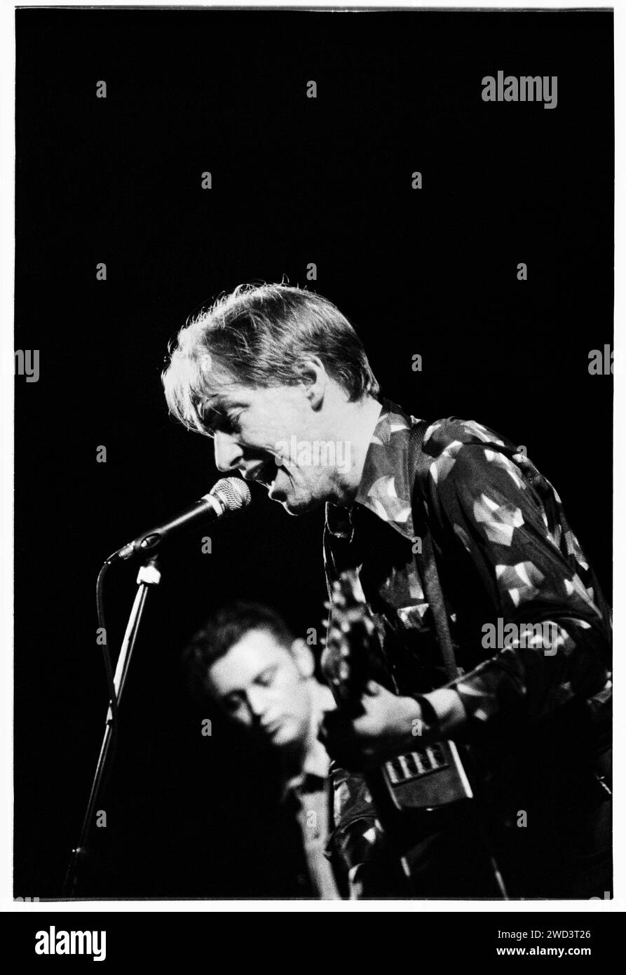 Dave Couse du groupe de rock irlandais A House jouant en direct à l'Université de Bristol Anson Rooms, Bristol, Angleterre, le 12 février 1994. Photo : Rob Watkins. INFO : a House, un groupe de rock alternatif irlandais actif des années 80 aux années 90, a conçu des chansons poignantes et mélodiques. Dirigés par Dave Couse, leurs albums comme I Am the Greatest présentent leurs paroles introspectives et leur son captivant, contribuant à la riche tapisserie du rock alternatif. Banque D'Images