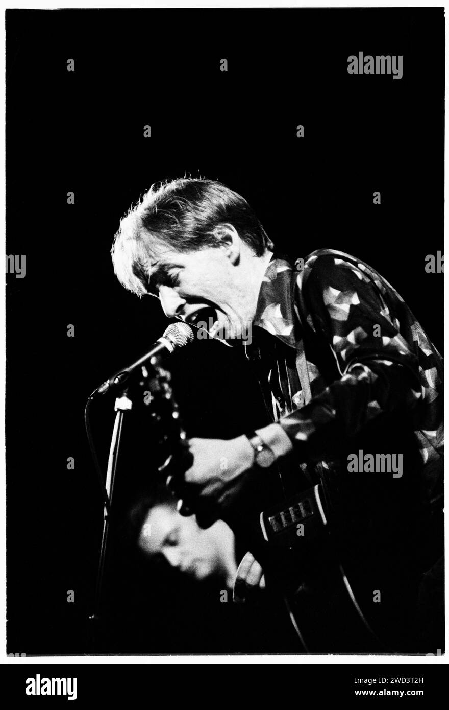 Dave Couse du groupe de rock irlandais A House jouant en direct à l'Université de Bristol Anson Rooms, Bristol, Angleterre, le 12 février 1994. Photo : Rob Watkins. INFO : a House, un groupe de rock alternatif irlandais actif des années 80 aux années 90, a conçu des chansons poignantes et mélodiques. Dirigés par Dave Couse, leurs albums comme I Am the Greatest présentent leurs paroles introspectives et leur son captivant, contribuant à la riche tapisserie du rock alternatif. Banque D'Images