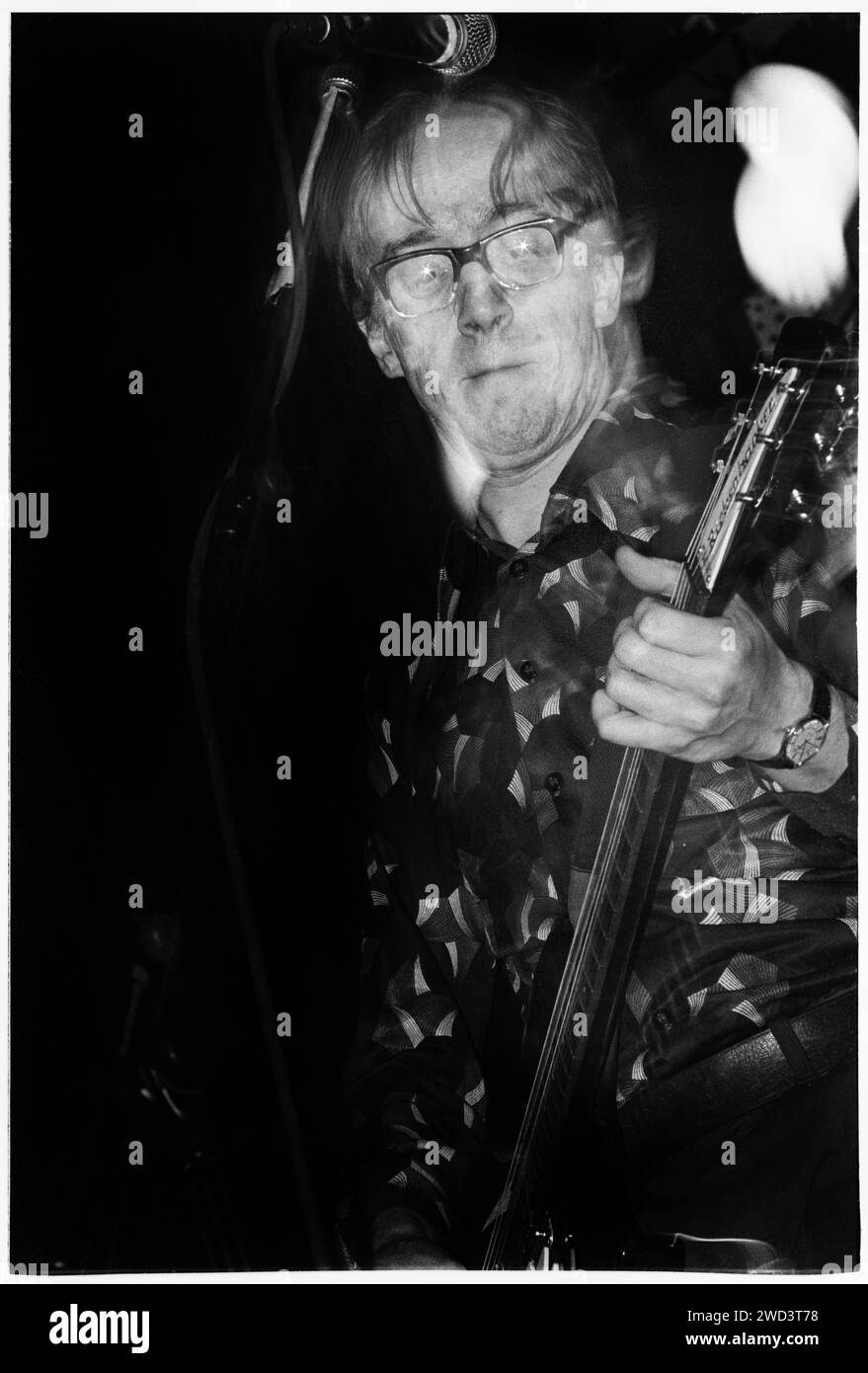 Dave Couse du groupe de rock irlandais A House jouant en direct à l'Université de Bristol Anson Rooms, Bristol, Angleterre, le 12 février 1994. Photo : Rob Watkins. INFO : a House, un groupe de rock alternatif irlandais actif des années 80 aux années 90, a conçu des chansons poignantes et mélodiques. Dirigés par Dave Couse, leurs albums comme I Am the Greatest présentent leurs paroles introspectives et leur son captivant, contribuant à la riche tapisserie du rock alternatif. Banque D'Images