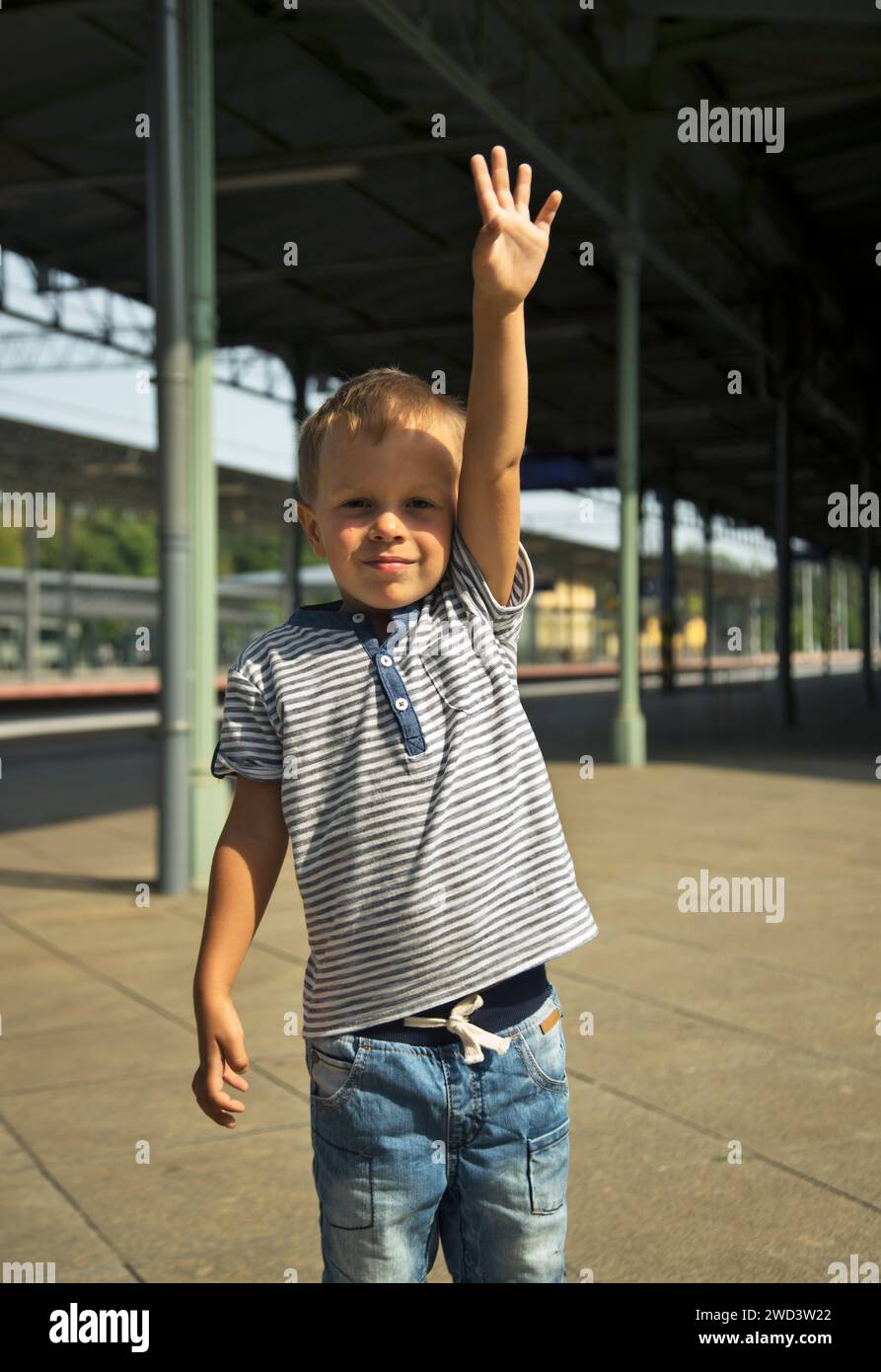 Enfant à la gare de Torun Glowny à Torun. Pologne Banque D'Images