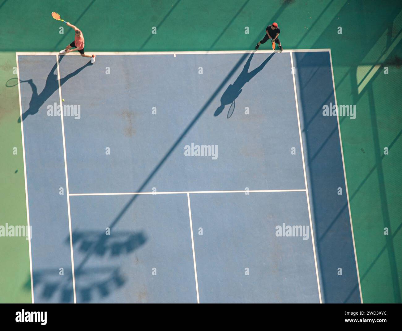 Plan aérien du court de tennis avec la jeunesse active Banque D'Images