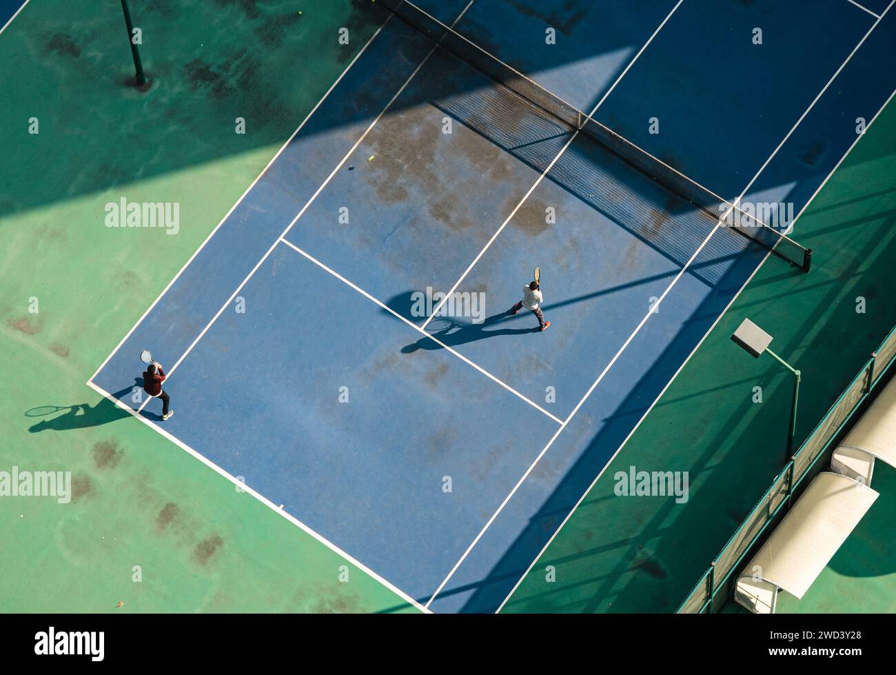 Plan aérien du court de tennis avec la jeunesse active Banque D'Images