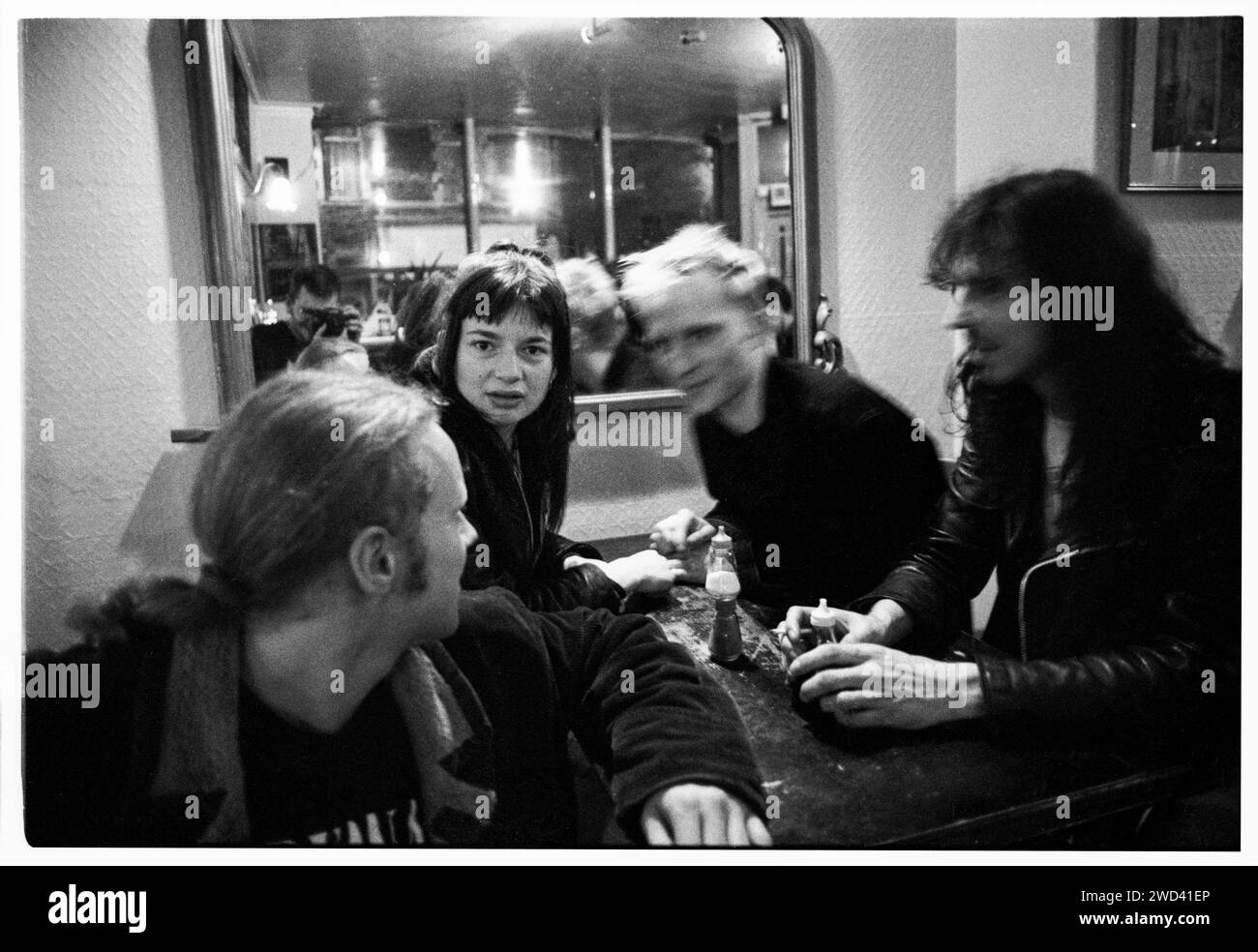 Sara Doran du groupe de rock Blessed Ethel photographiée dans un café de Cardiff, pays de Galles, le 1 avril 1994. Photo : Rob Watkins. INFO : Bienheureux Ethel, un groupe de rock alternatif anglais actif dans les années 90, a combiné des éléments d'indie, de psychédélie et de grunge. Leur son dynamique et leurs albums comme 'Rat' produits par John Robb capturent l'esprit de l'époque. Banque D'Images