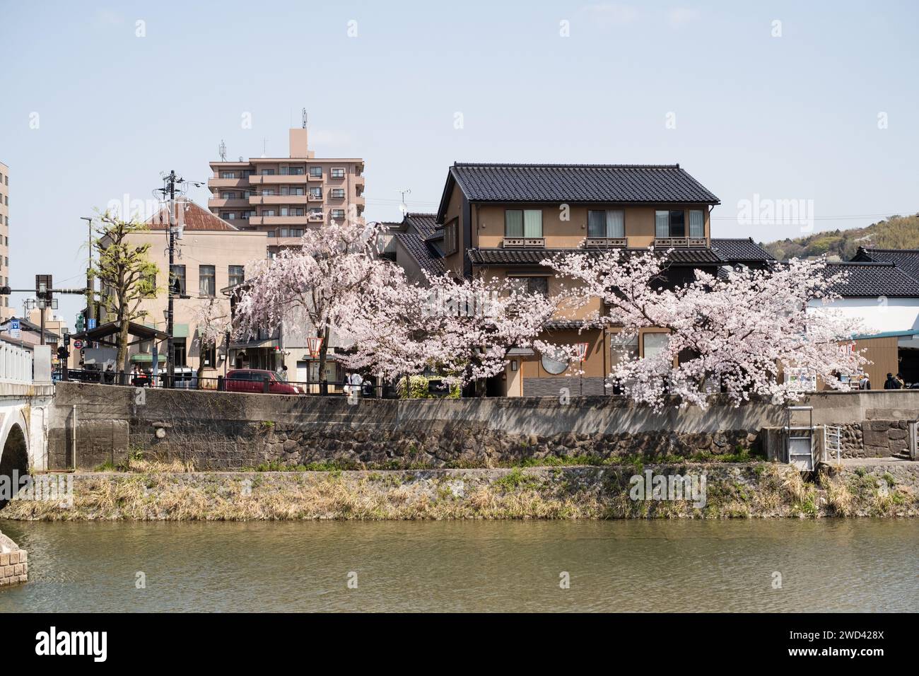 Vue sur la rivière Kasano, à côté du pont Asanogawa, Kanazawa, district d'Ishikawa, Japon Banque D'Images