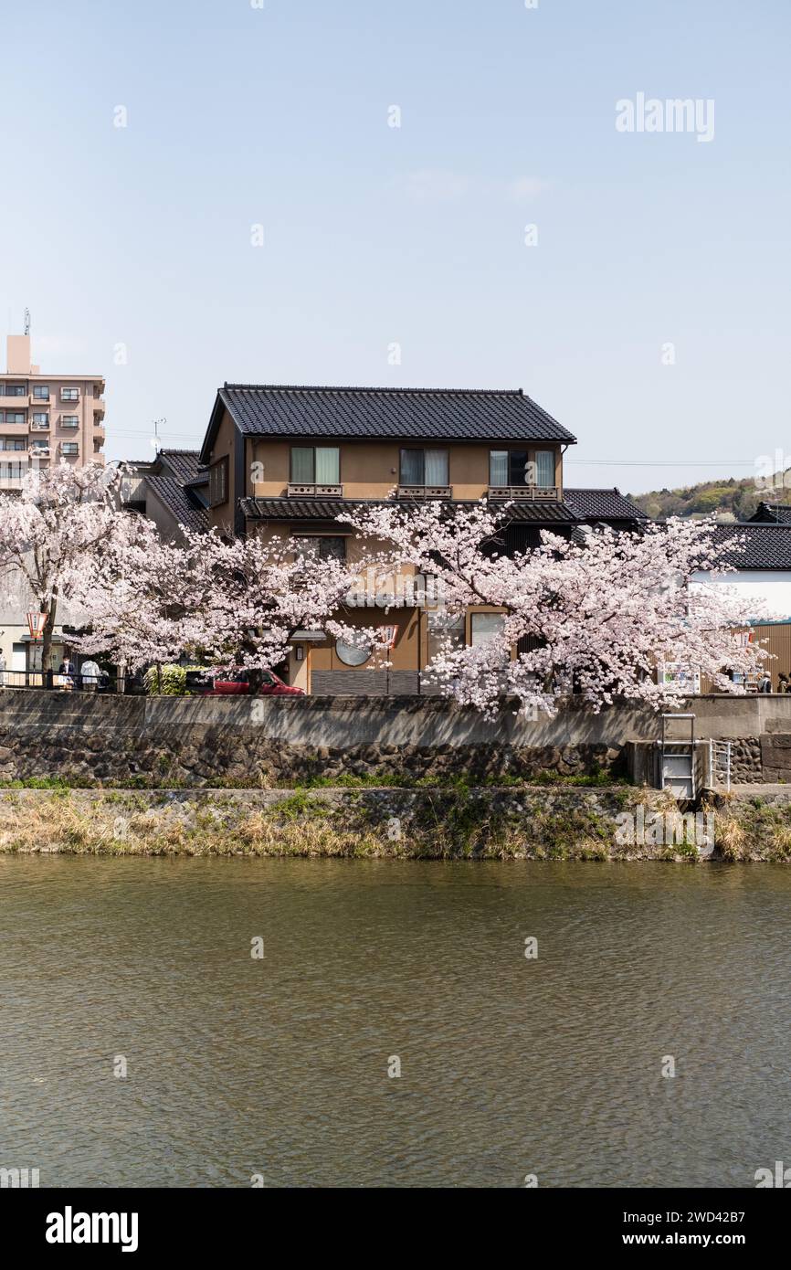 Vue sur la rivière Kasano, à côté du pont Asanogawa, Kanazawa, district d'Ishikawa, Japon Banque D'Images