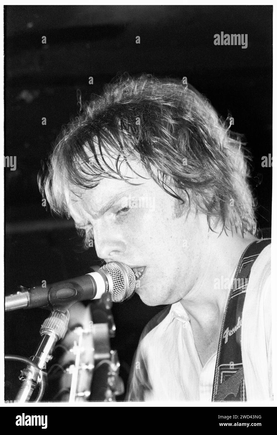 Luke Haines des Auters joue en live au Bristol Bierkeller le 23 mai 1994. Photo : Rob Watkins. INFO : The auteurs, un groupe de rock alternatif britannique dirigé par Luke Haines, a émergé dans les années 90 avec leur son sophistiqué et lettré. Des albums comme 'New Wave' et 'After Murder Park' ont présenté les chansons pointues de Haines, contribuant aux scènes indie et Britpop de l'époque. Banque D'Images