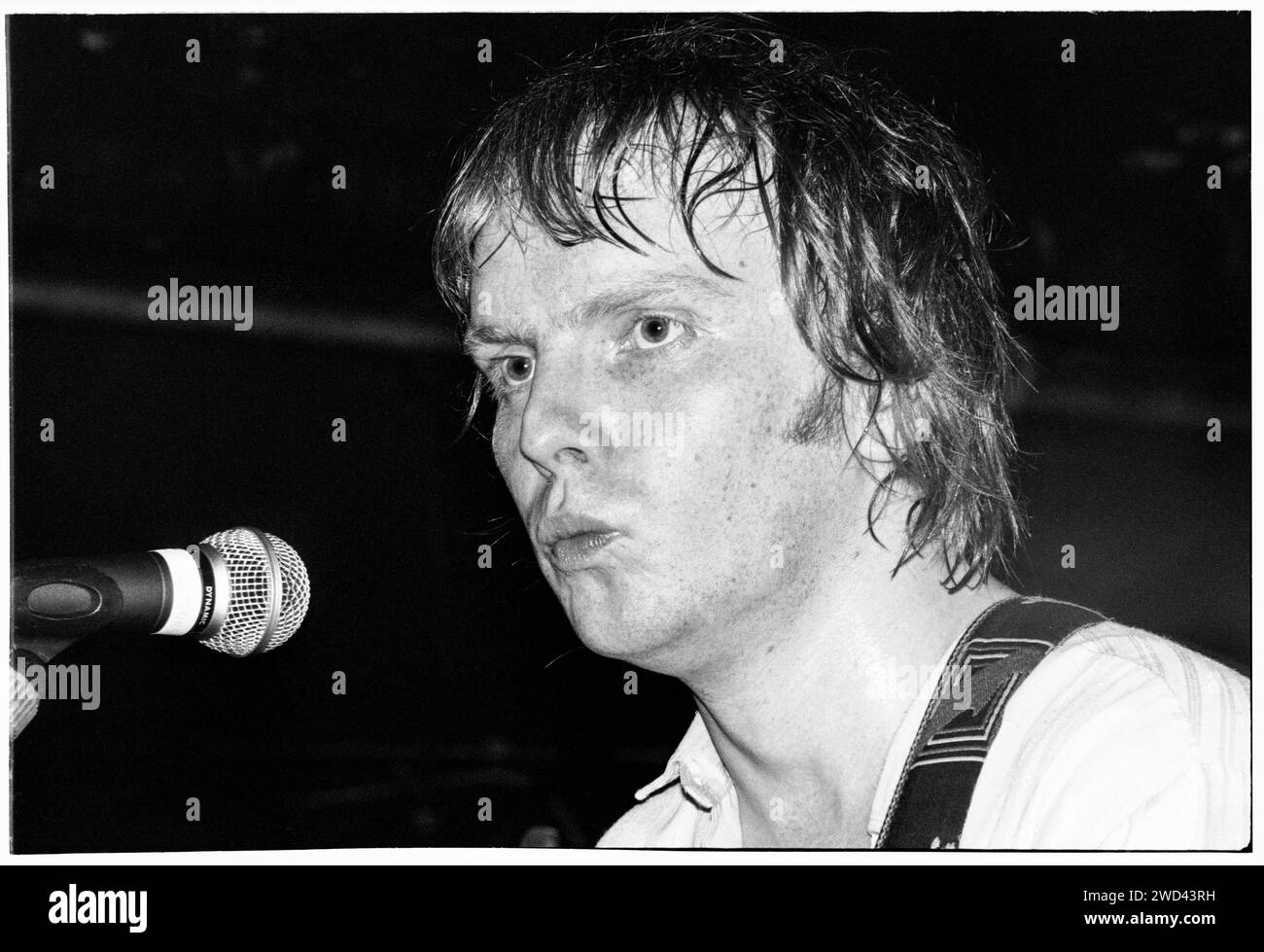 Luke Haines des Auters joue en live au Bristol Bierkeller le 23 mai 1994. Photo : Rob Watkins. INFO : The auteurs, un groupe de rock alternatif britannique dirigé par Luke Haines, a émergé dans les années 90 avec leur son sophistiqué et lettré. Des albums comme 'New Wave' et 'After Murder Park' ont présenté les chansons pointues de Haines, contribuant aux scènes indie et Britpop de l'époque. Banque D'Images