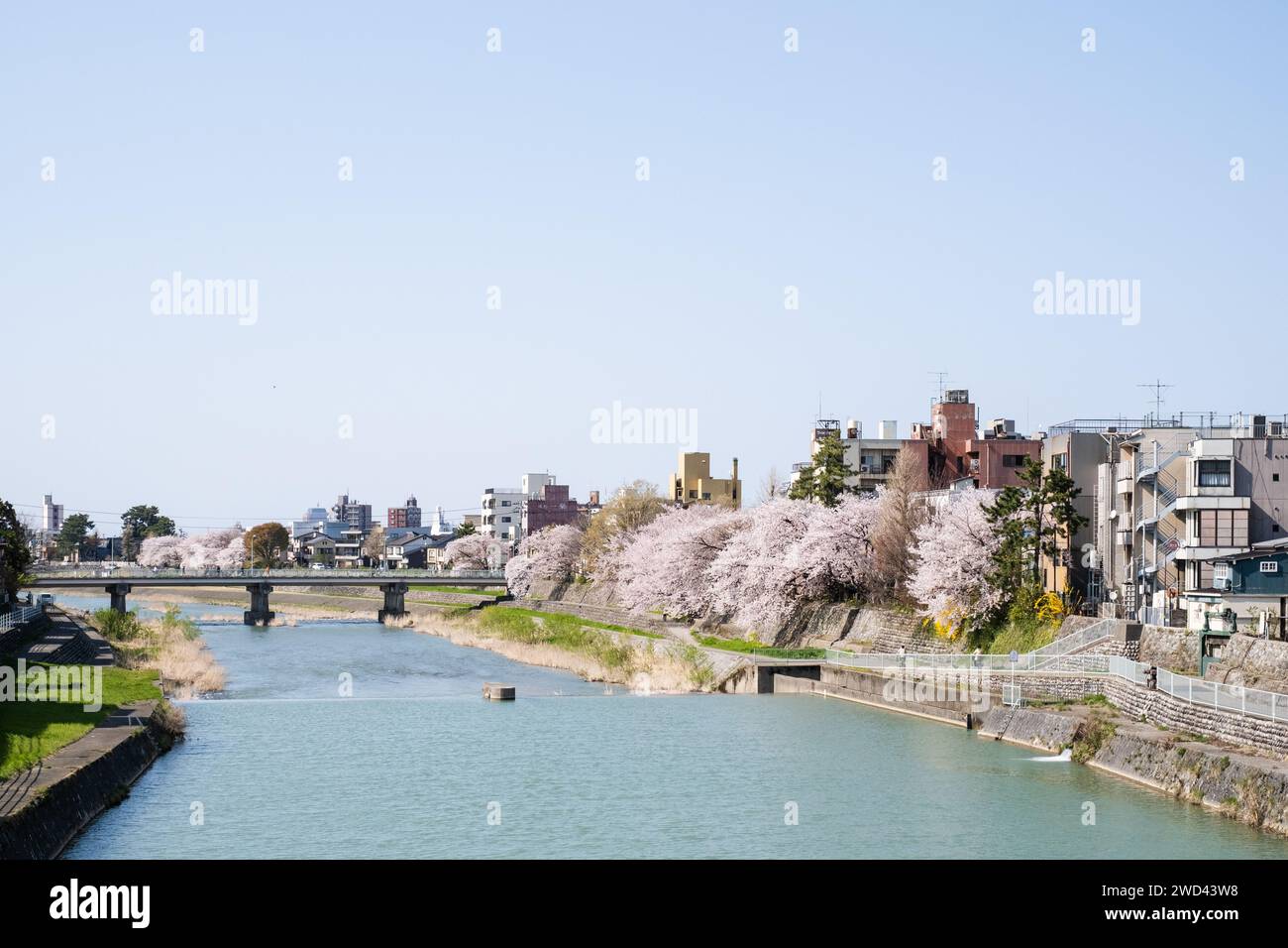 Vue depuis le pont Saigawa-Ōhashi, Kanazawa, district d'Ishikawa, Japon Banque D'Images