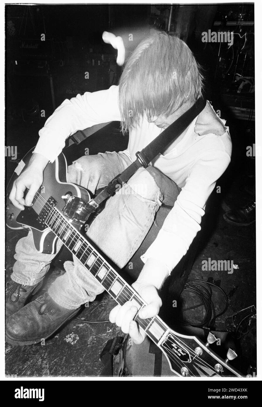 Le guitariste Garret Jacknife Lee du groupe punk Compulsion joue au Bristol Bierkeller Room le 20 mai 1994. Photo : Rob Watkins. INFO : Compulsion, un groupe de rock alternatif irlandais des années 90. Fusionnant influences punk et grunge, leur son énergique a attiré l'attention, en particulier avec l'album 'Consolter'. Bien que de courte durée, Compulsion a laissé une marque sur la scène musicale alternative. Banque D'Images