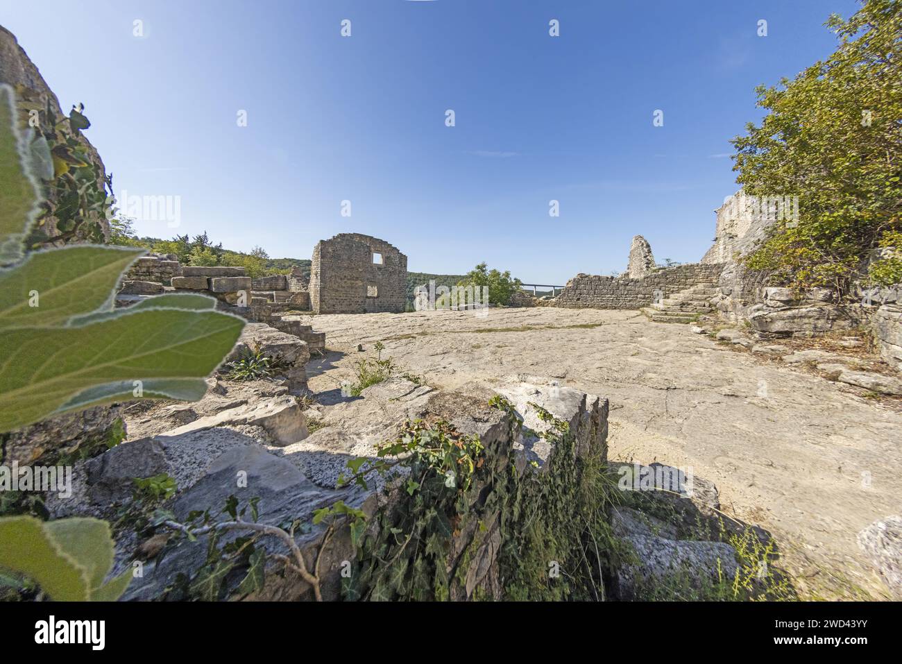 Photo de la ville fantôme historique de Dvigrad en Instrie pendant la journée en été Banque D'Images